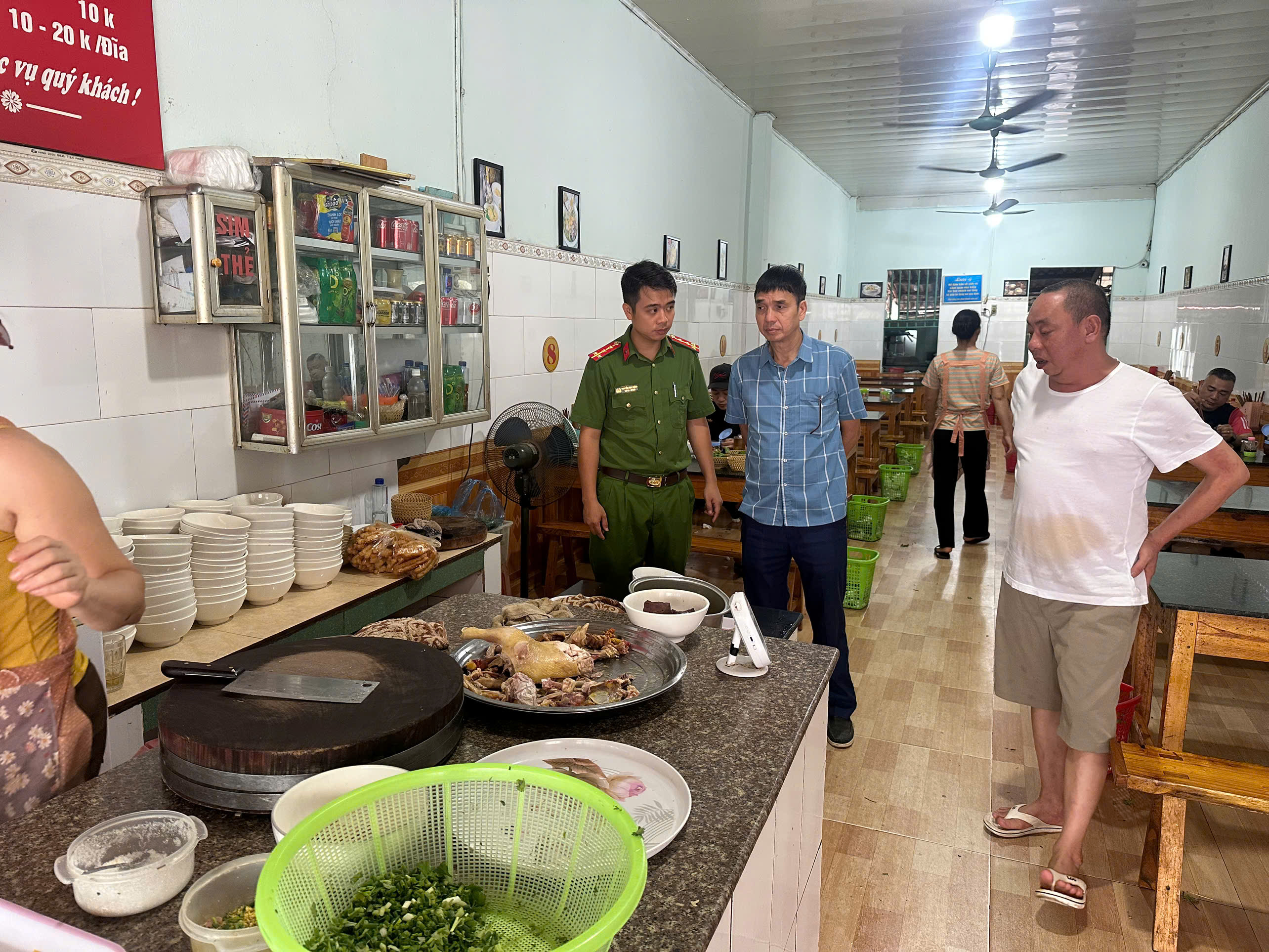   XÃ HÙNG AN TRIỂN KHAI CAO ĐIỂM KIỂM TRA, BẢO ĐẢM AN TOÀN THỰC PHẨM TẠI CÁC CƠ SỞ KINH DOANH ĂN UỐNG