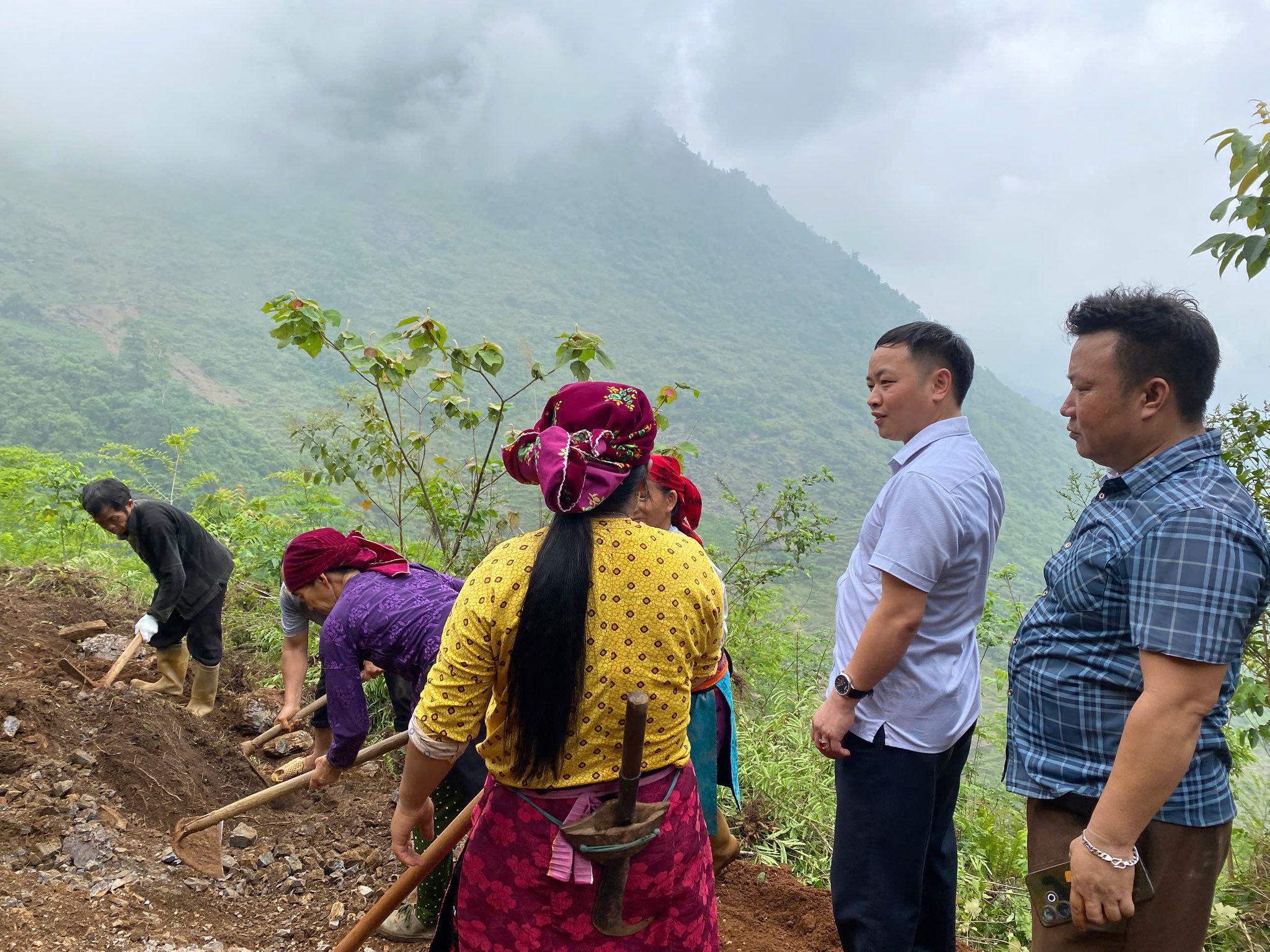 PHÓ CHỦ TỊCH UBND XÃ KIỂM TRA TÌNH HÌNH PHÁT TRIỂN KINH TẾ - XÃ HỘI TẠI THÔN MỎ NHÀ THẤP