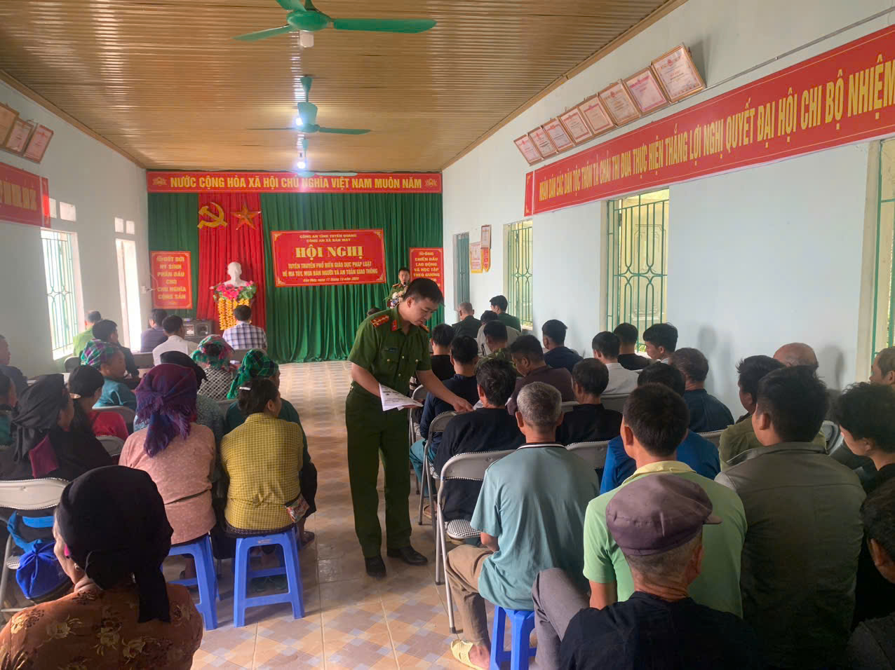 CÔNG AN XÃ BẢN MÁY TUYÊN TRUYỀN, PHỔ BIẾN PHÁP LUẬT TẠI THÔN TẢ CHẢI, XÃ BẢN MÁY