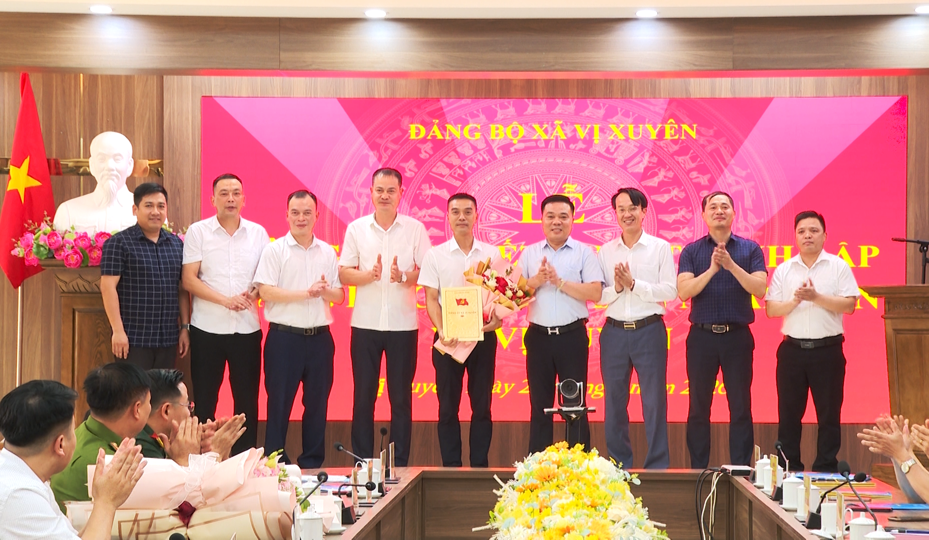 Công bố Quyết định thành lập Đảng bộ cơ sở UBND xã và Quyết định thành lập các chi bộ thuộc Đảng bộ Ủy ban nhân dân xã.