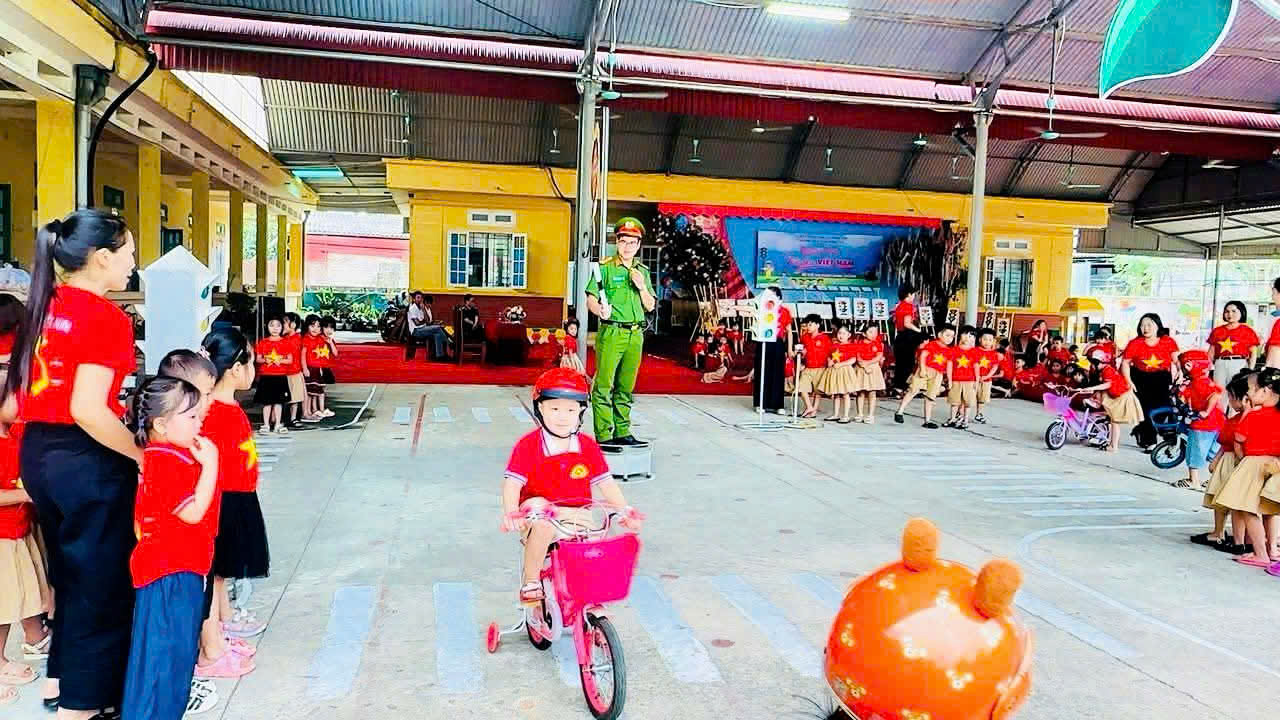 CÔNG AN XÃ HỒNG SƠN THAM GIA TUYÊN TRUYỀN LUẬT AN TOÀN GIAO THÔNG