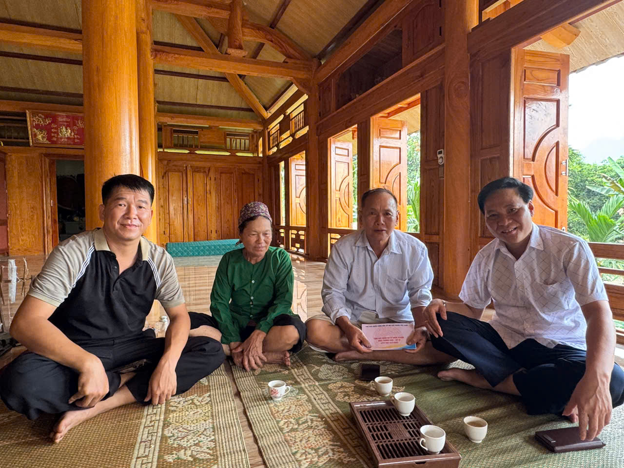 CÁC ĐỒNG CHÍ LÃNH ĐẠO XÃ THĂM HỎI, TẶNG QUÀ NHÂN KỶ NIỆM NGÀY THƯƠNG BINH - LIỆT SĨ 27/7