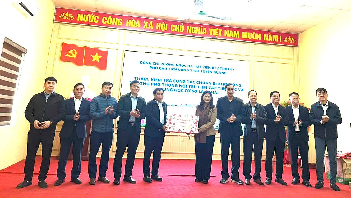 Phó Chủ tịch UBND tỉnh Đồng chí Vương Ngọc Hà kiểm tra công tác chuẩn bị khởi công trường PTDT Nội trú tại xã Lao Chải