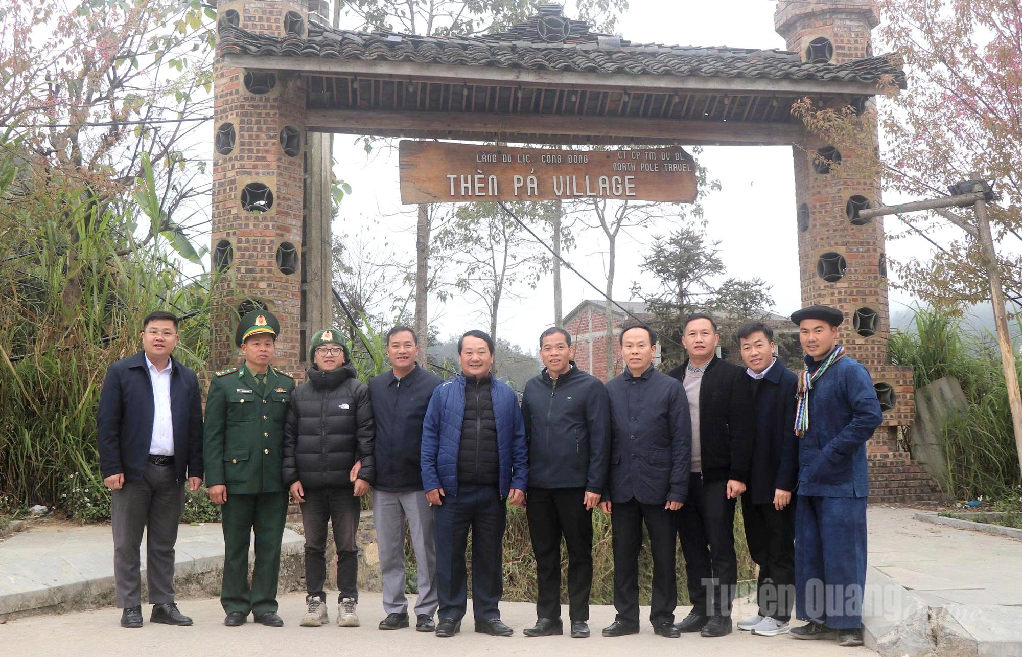 Bí thư Tỉnh ủy Hầu A Lềnh dự lễ ra mắt sản phẩm du lịch mới tại xã Lũng Cú