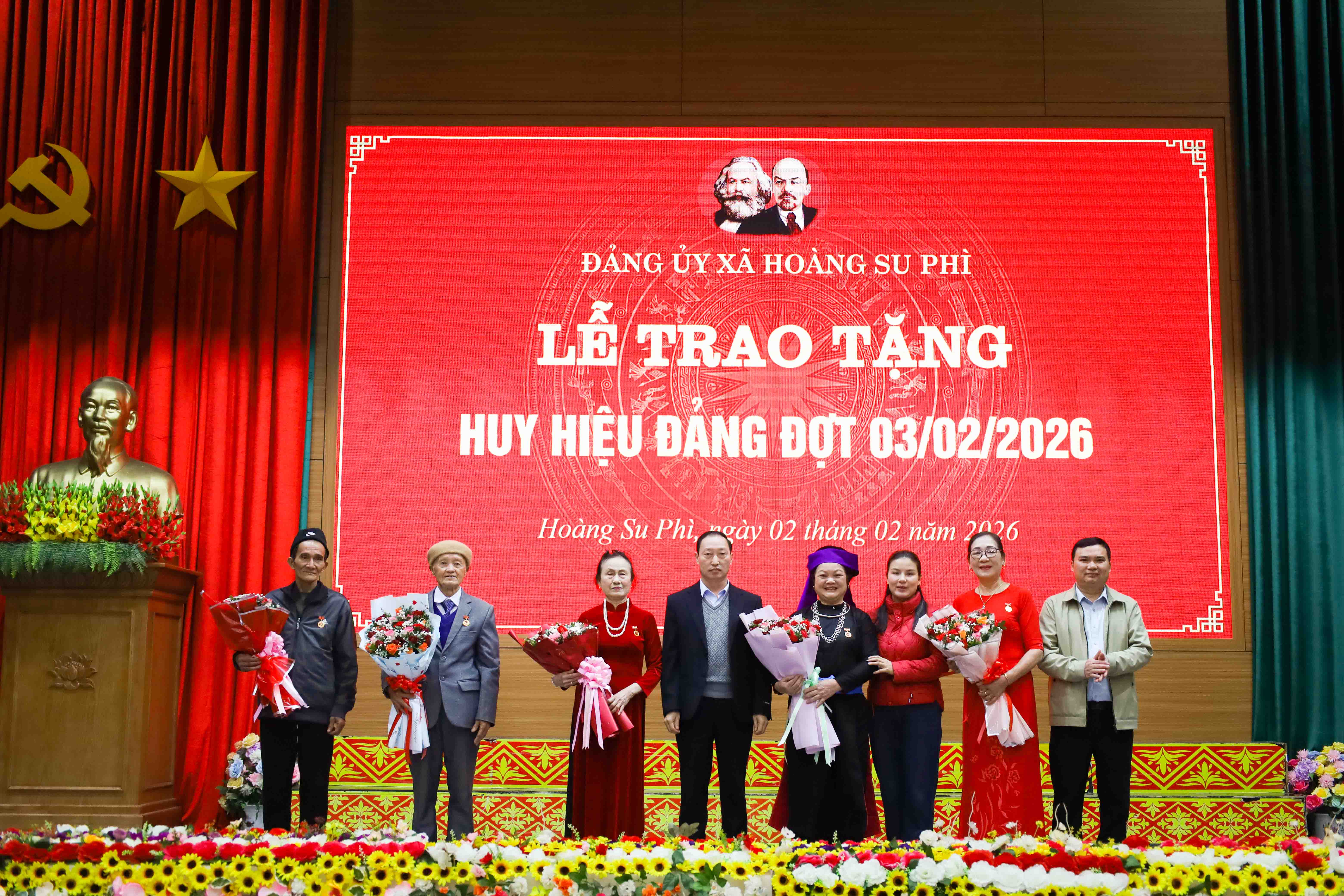 Xã Hoàng Su Phì trao Huy hiệu đảng đợt 3/2