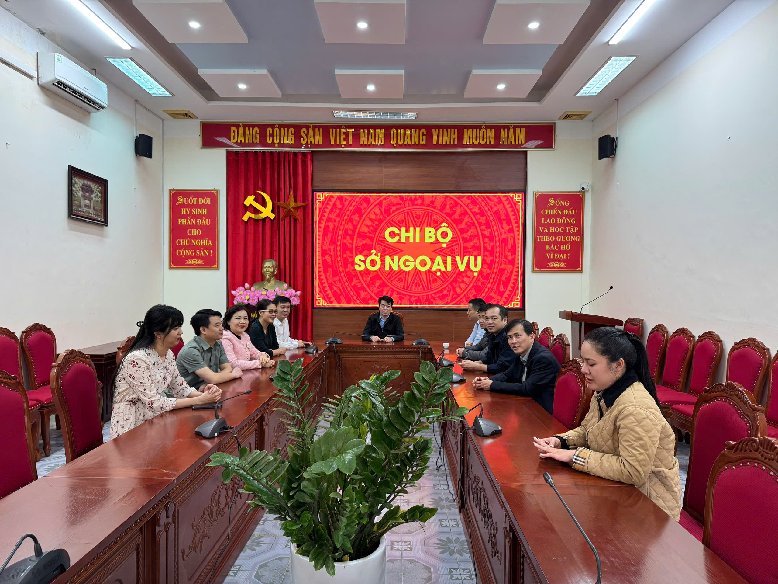 Chi bộ Sở Ngoại vụ tham dự Hội nghị học tập, quán triệt Nghị quyết số 79-NQ/TW về phát triển kinh tế nhà nước và Nghị quyết số 80-NQ/TW về phát triển văn hóa Việt Nam của Bộ Chính trị.