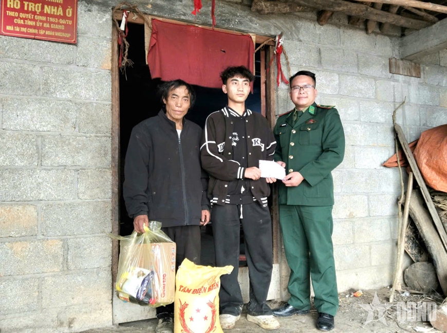 Đồn Biên phòng Cửa khẩu Săm Pun thăm, động viên “con nuôi” của đơn vị