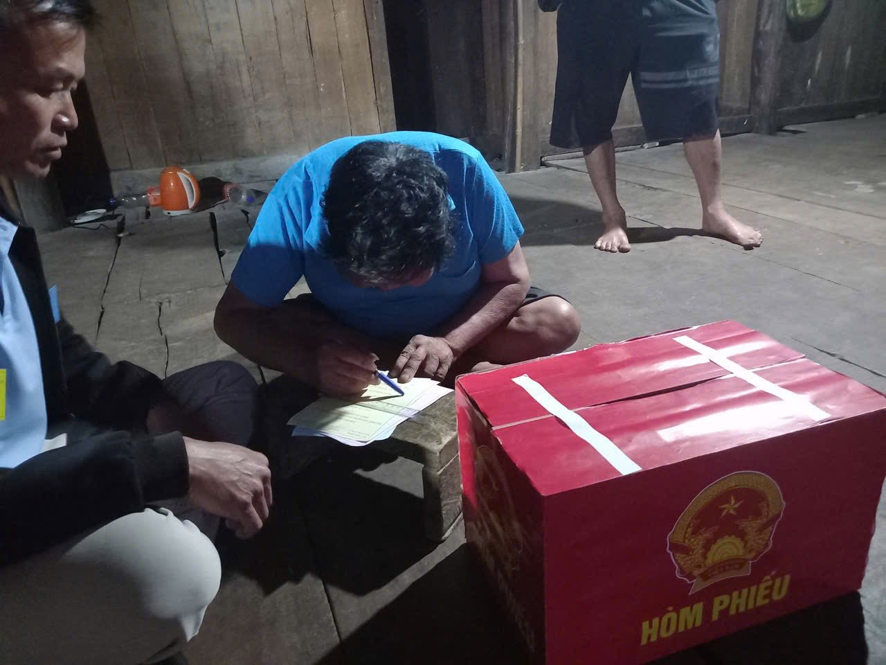 TỔ BẦU CỬ THÔN NA LAN MANG HÒM PHIẾU PHỤ ĐẾN TẬN NHÀ CỬ TRI KHUYẾT TẬT