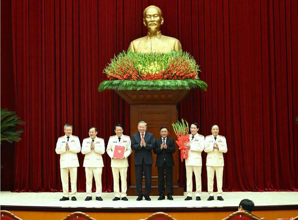 HỘI NGHỊ CÔNG BỐ QUYẾT ĐỊNH CỦA BỘ CHÍNH TRỊ VỀ CÔNG TÁC CÁN BỘ