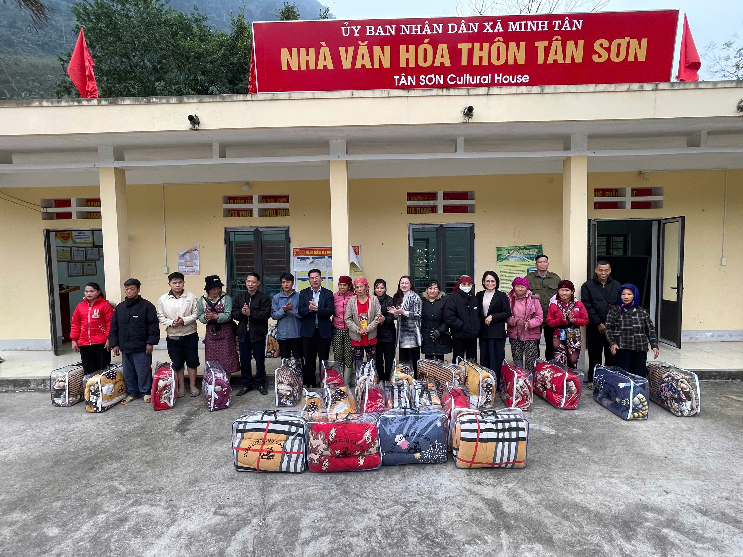 Ấm áp nghĩa tình – Trao chăn mùa đông cho bà con thôn Tân Sơn