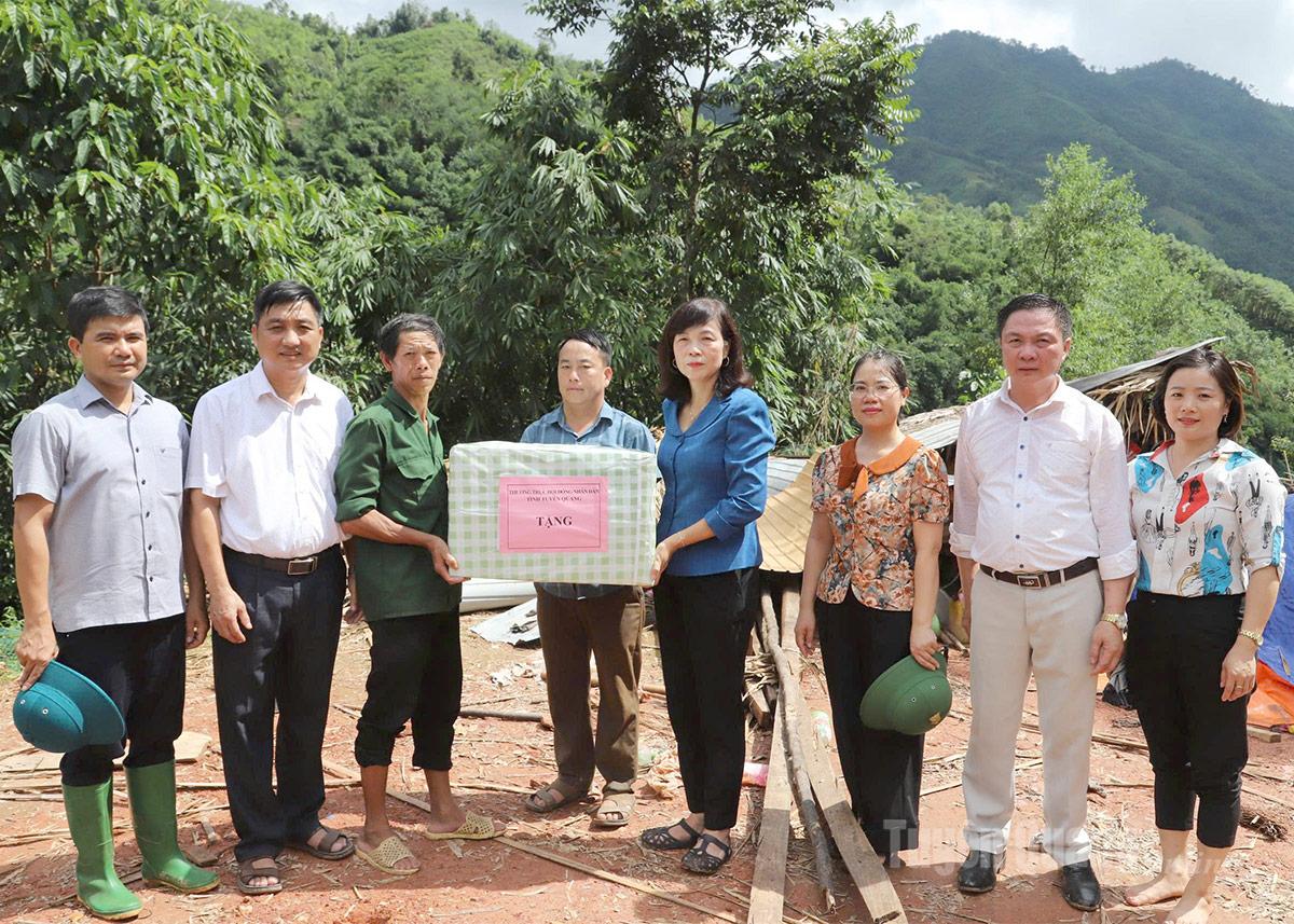 Phó Chủ tịch HĐND tỉnh Phạm Thị Minh Xuân thăm, động viên hộ bị sập nhà tại xã Liên Hiệp