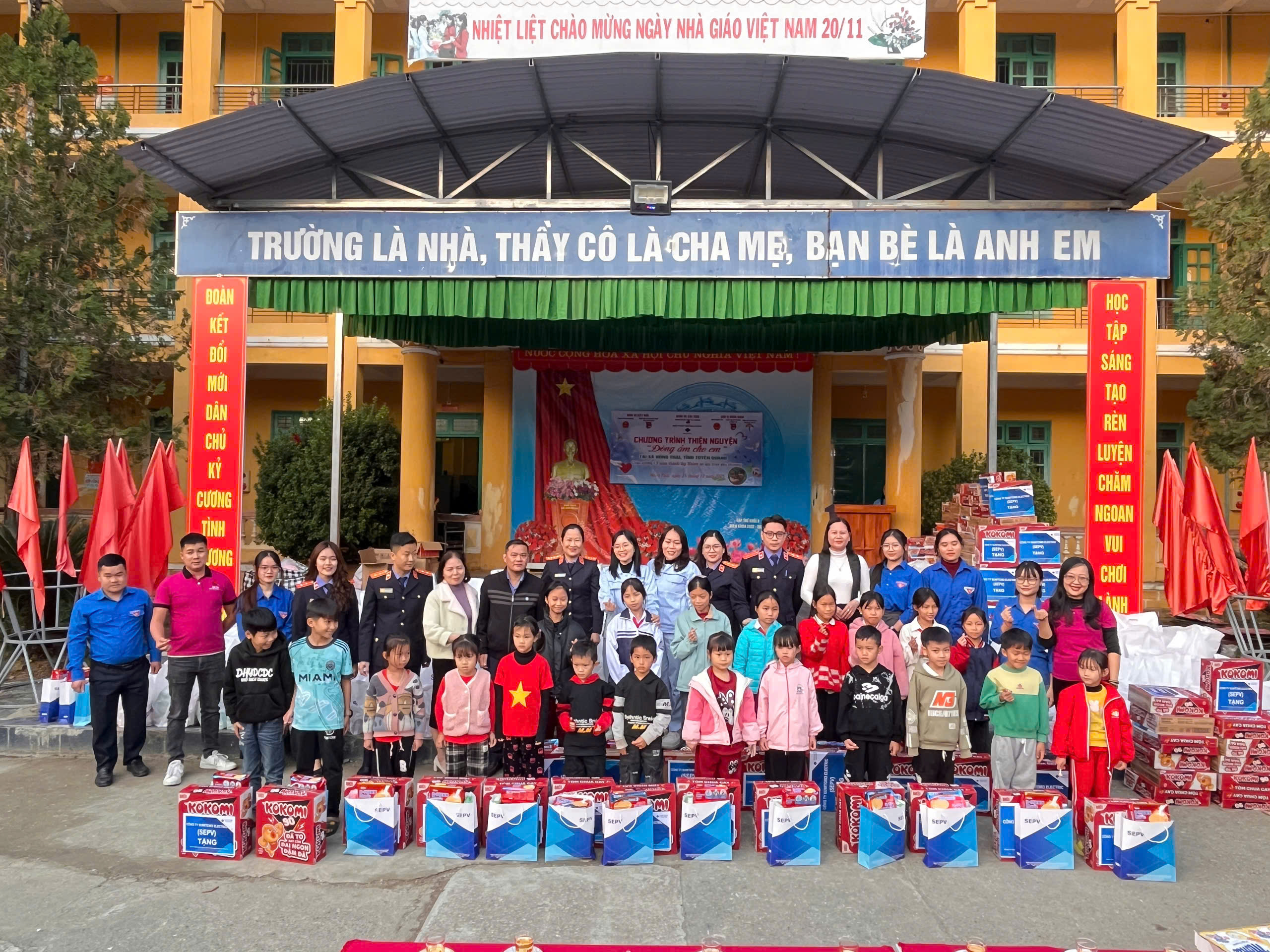 Các trường học trên địa bàn xã Hồng Thái nhận quà tặng trị giá hơn 100.000.000đ trong chương trình “Đông ấm cho em năm 2025”