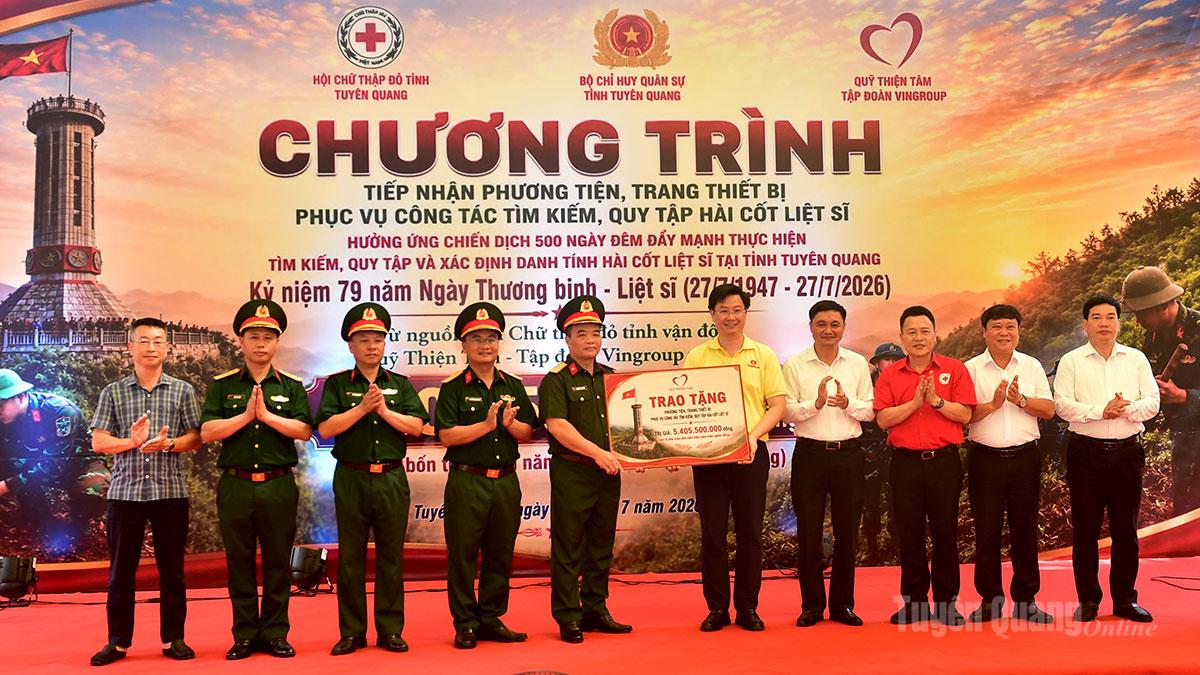Bàn giao phương tiện, trang thiết bị phục vụ công tác quy tập hài cốt liệt sĩ