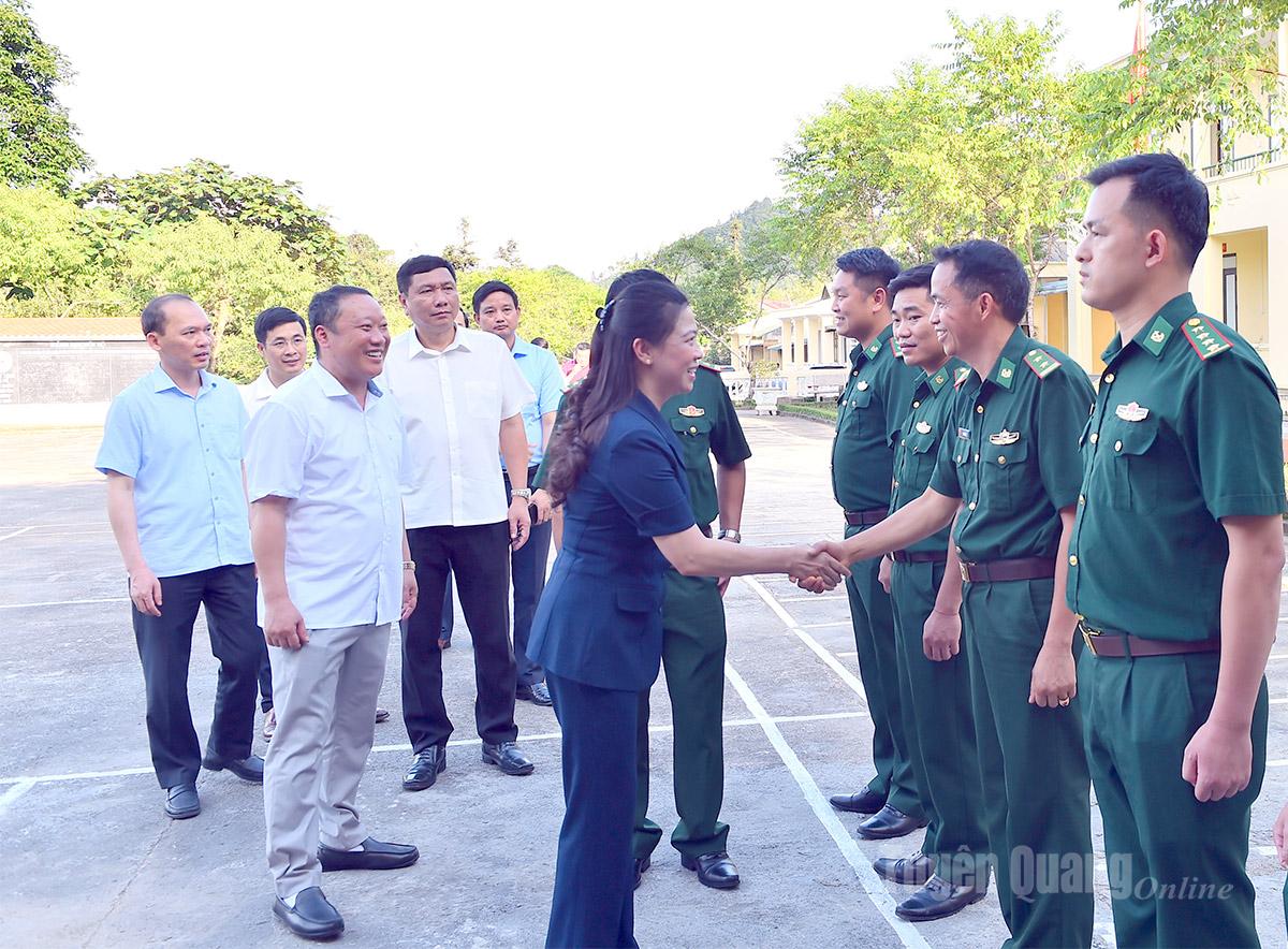 Phó Bí thư Thường trực Tỉnh ủy Lê Thị Kim Dung kiểm tra việc vận hành chính quyền tại xã Tùng Vài