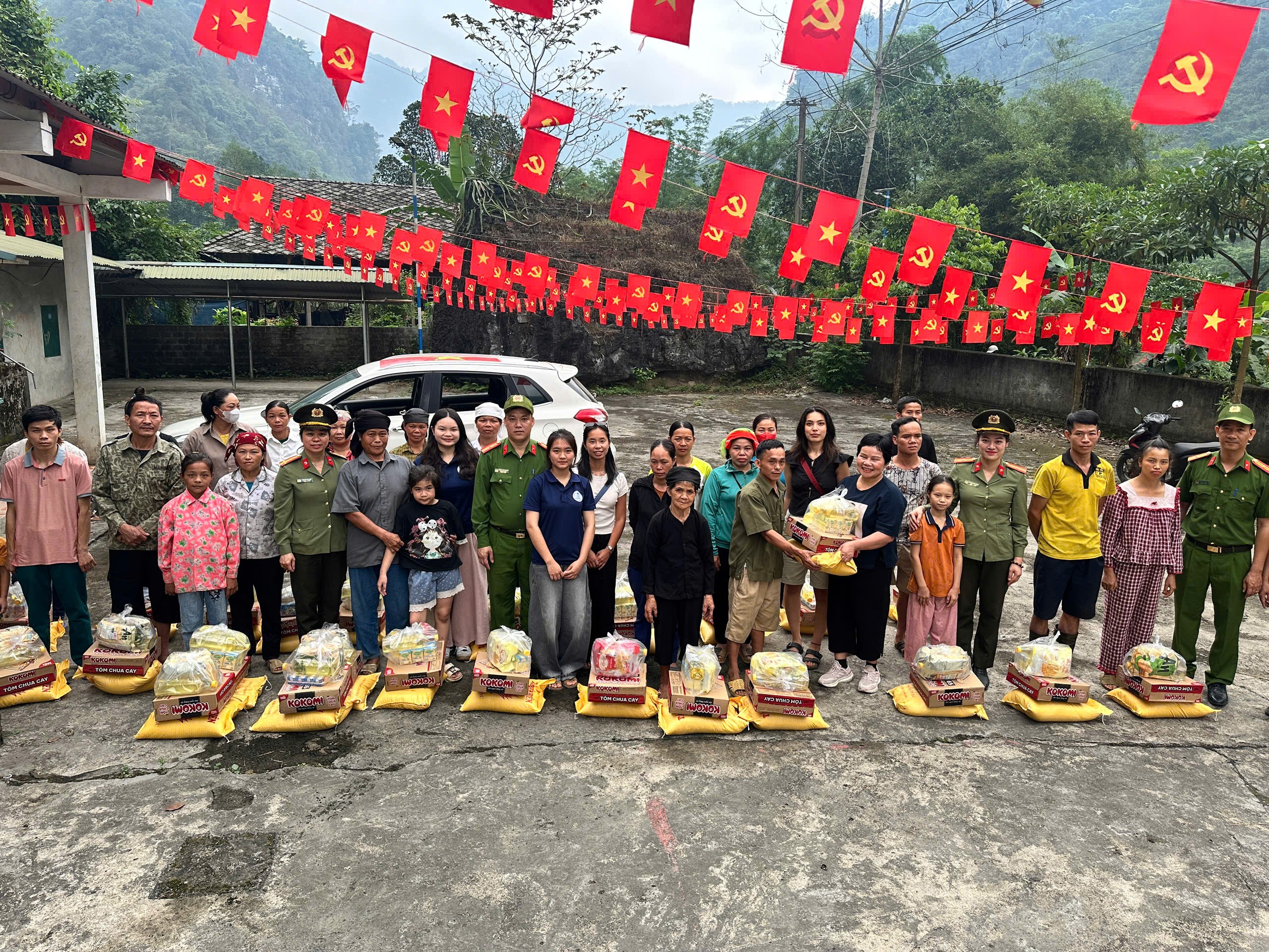 TRAO QUÀ HỖ TRỢ CÁC HỘ GIA ĐÌNH CÓ HOÀN CẢNH KHÓ KHĂN