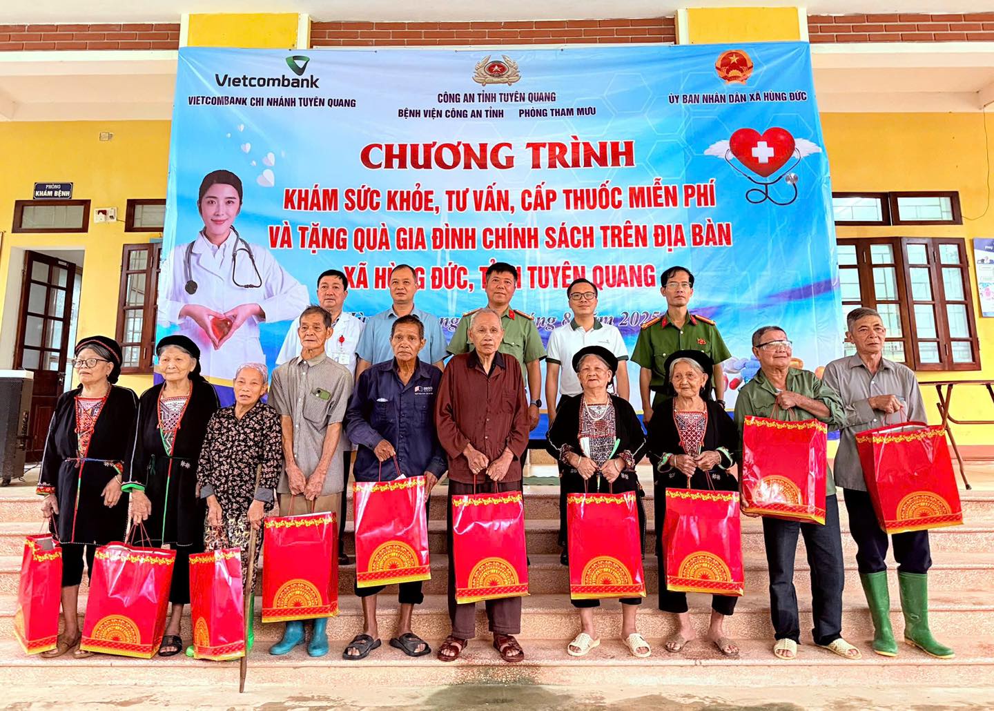 KHÁM SỨC KHỎE, CẤP PHÁT THUỐC MIỄN PHÍ VÀ TẶNG QUÀ CHO BÀ CON CÓ HOÀN CẢNH KHÓ KHĂN TRÊN ĐỊA BÀN XÃ HÙNG ĐỨC