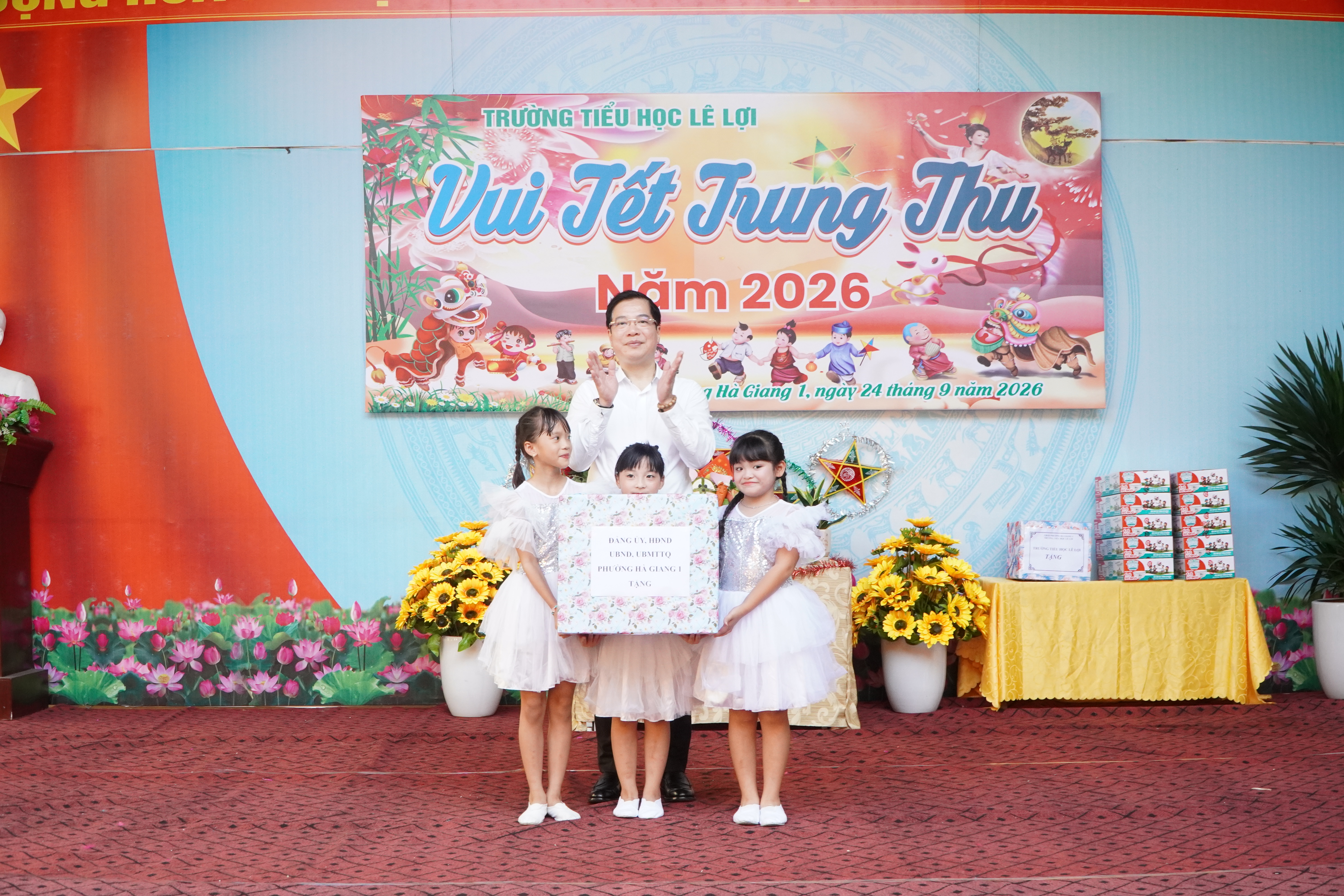 PHÓ BÍ THƯ THƯỜNG TRỰC ĐẢNG ỦY, CHỦ TỊCH HĐND PHƯỜNG DỰ VÀ TẶNG QUÀ CHƯƠNG TRÌNH “VUI TẾT TRUNG THU”