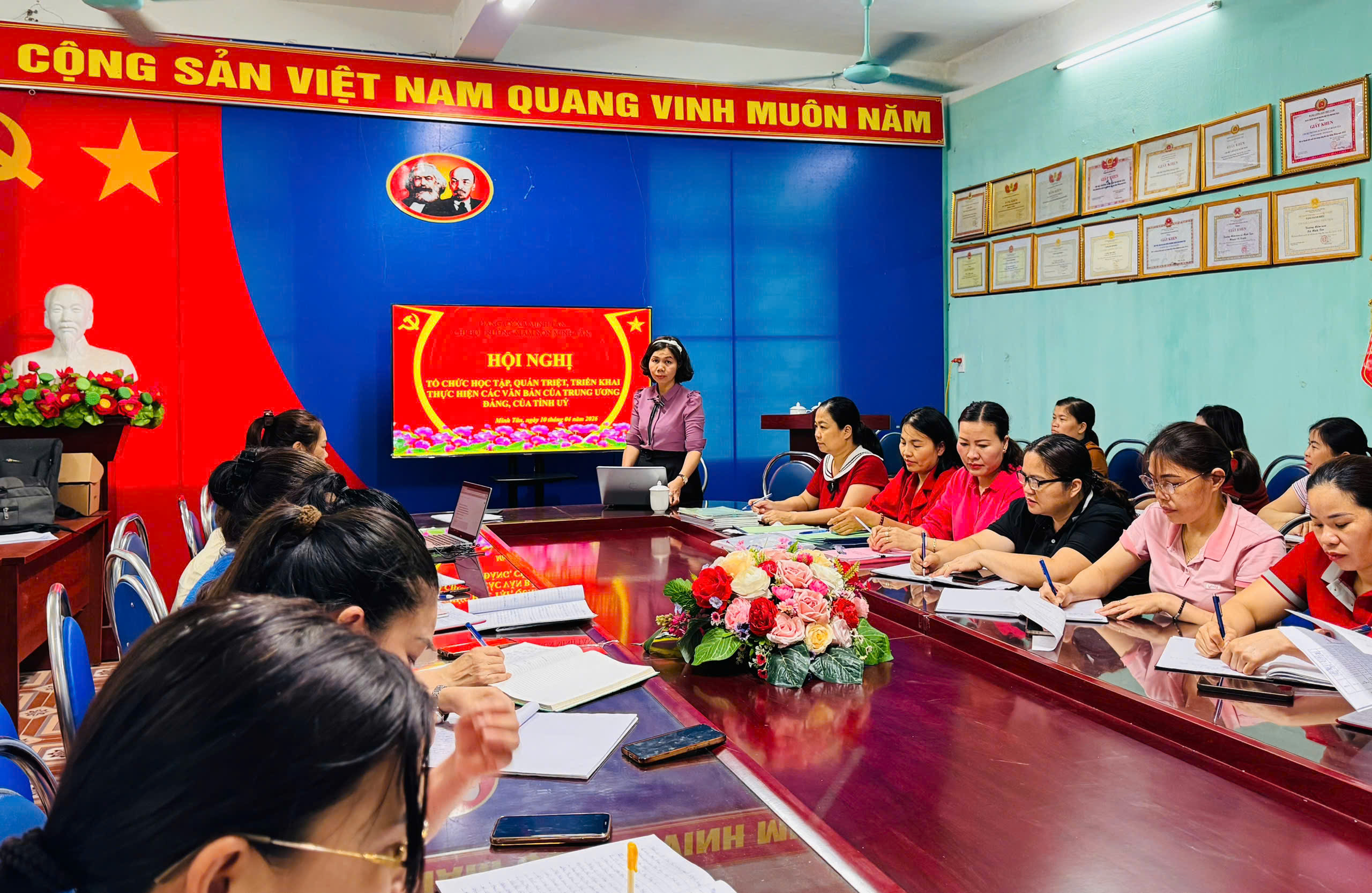 Chi bộ Trường Mầm non tổ chức Hội nghị nghiên cứu, học tập, quán triệt và triển khai thực hiện các văn bản của Đảng