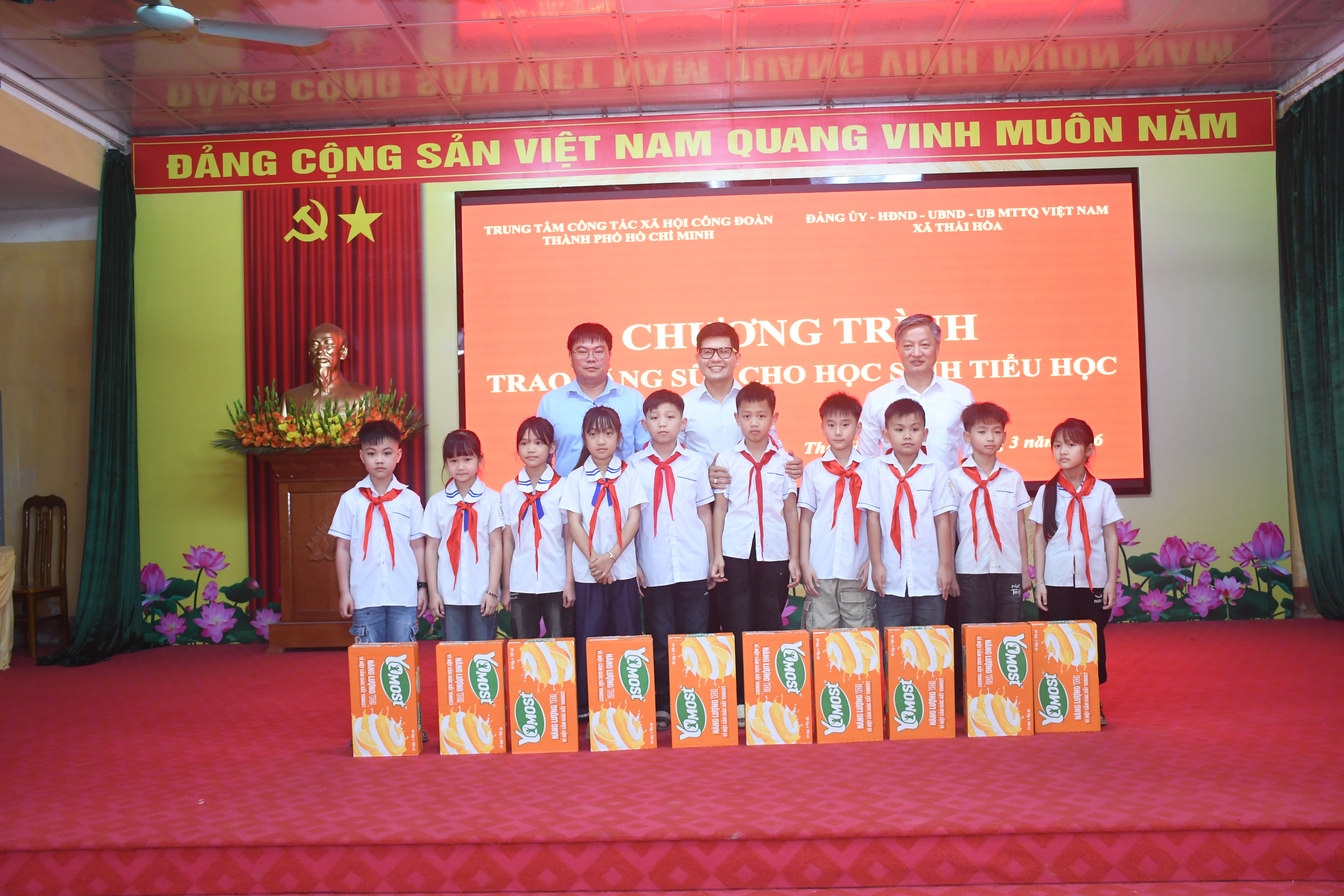 Chương trình trao tặng sữa học đường cho học sinh tiểu học xã Thái Hòa