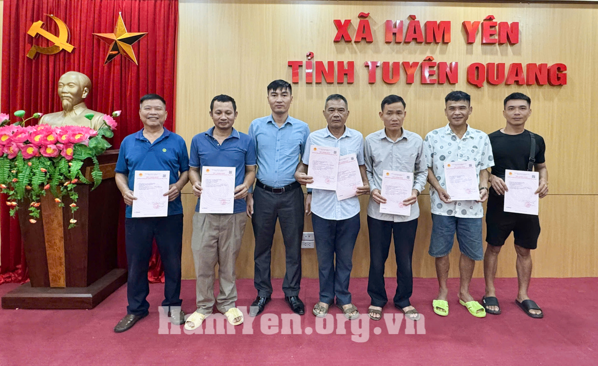 UBND xã Hàm Yên cấp giấy chứng nhận quyền sử dụng đất lần đầu sau khi sáp nhập chính quyền địa phương hai cấp