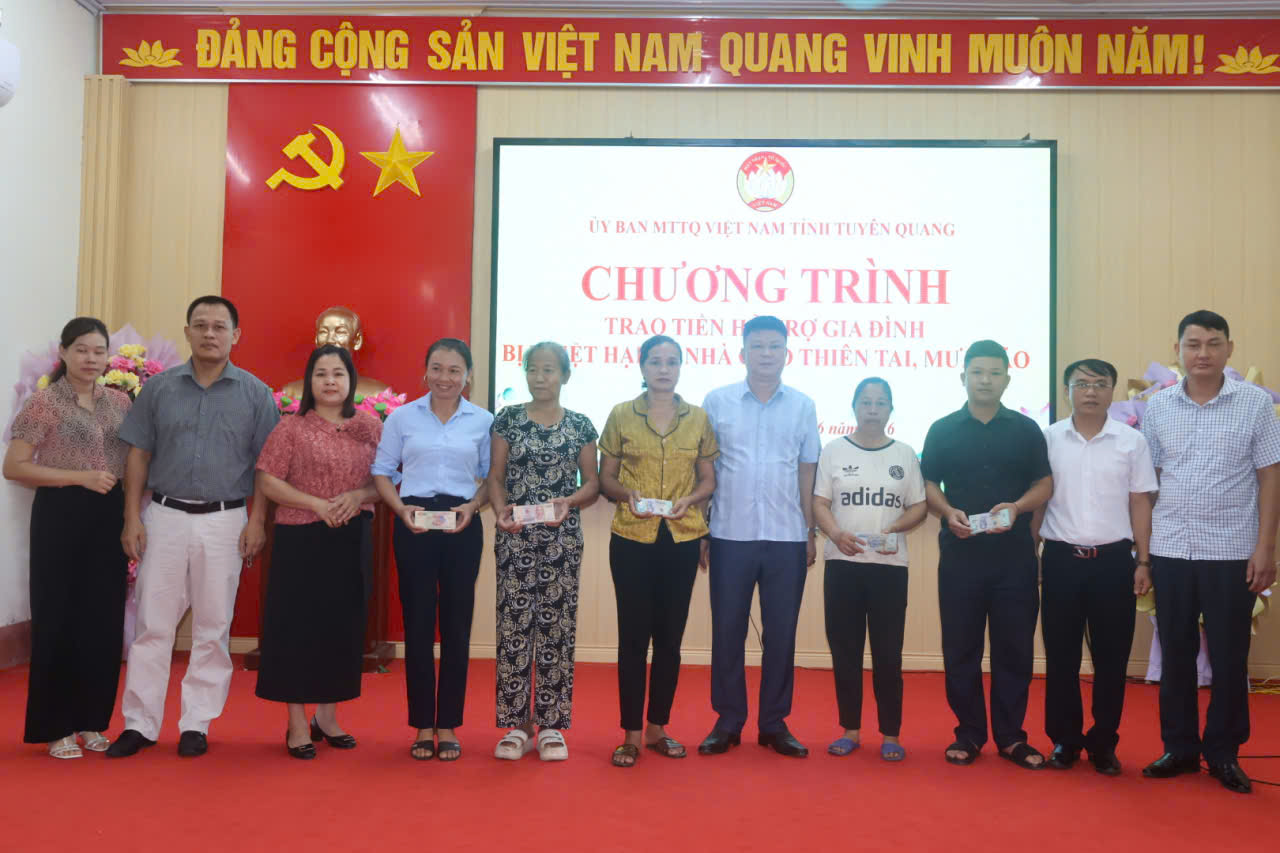  Vĩnh Tuy trao kinh phí hỗ trợ các hộ gia đình bị thiệt hại về nhà ở do thiên tai