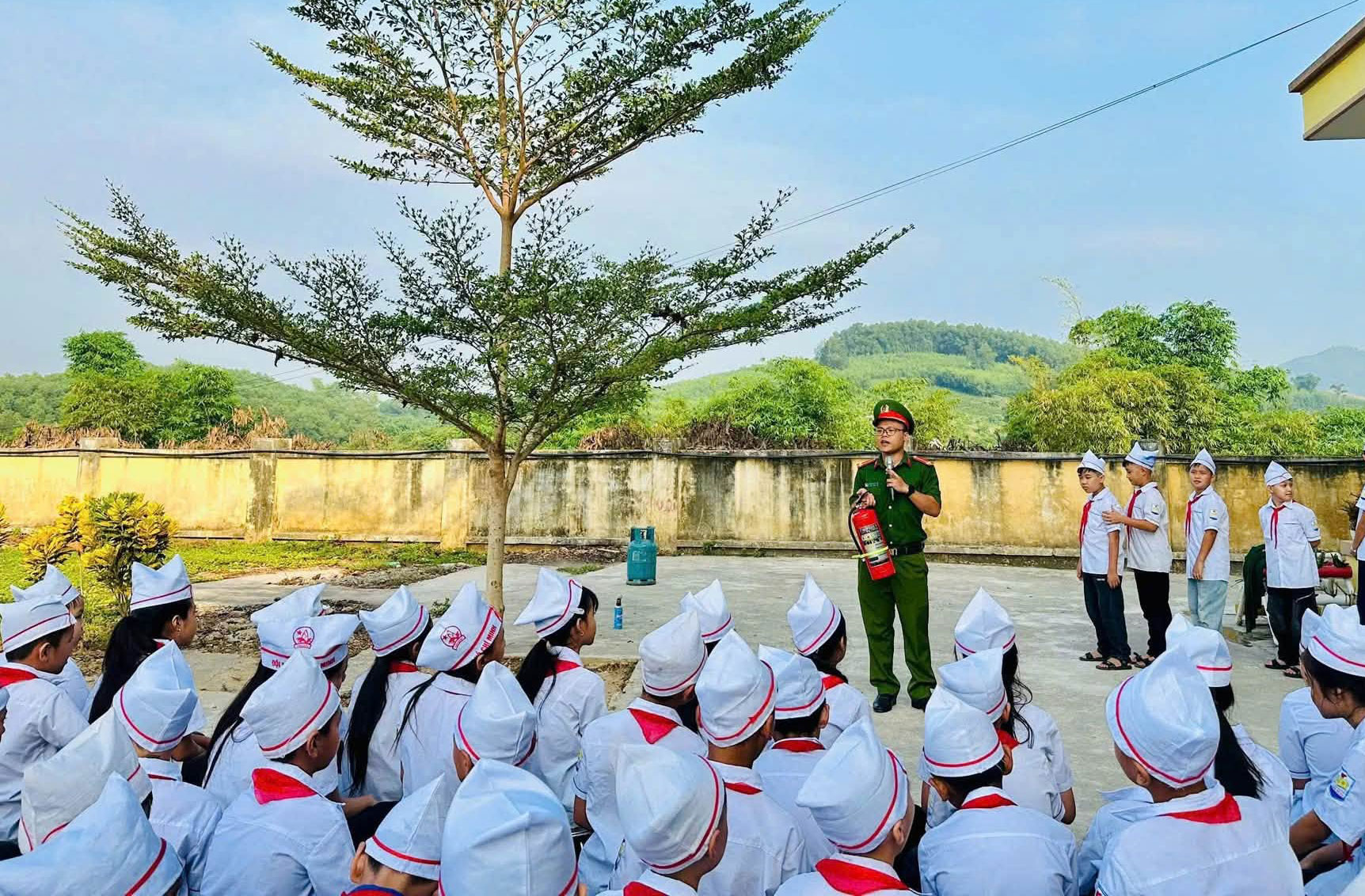 Công an xã Thái Sơn tuyên truyền, hướng dẫn kỹ năng phòng cháy, chữa cháy tại trường học