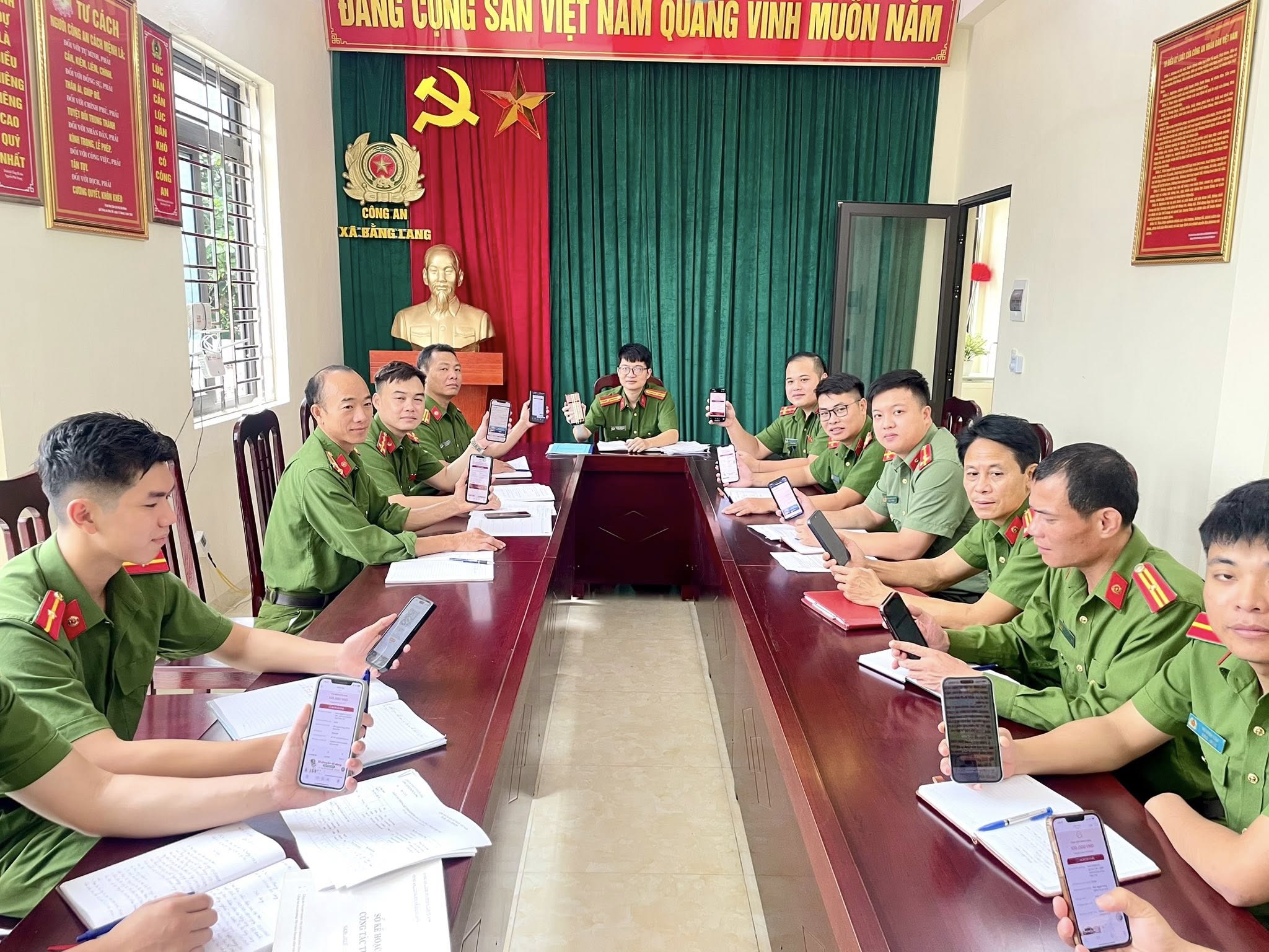 CÔNG AN XÃ BẰNG LANG ỦNG HỘ, CỨU TRỢ ĐỒNG BÀO VÙNG LŨ QUA ỨNG DỤNG VNeID