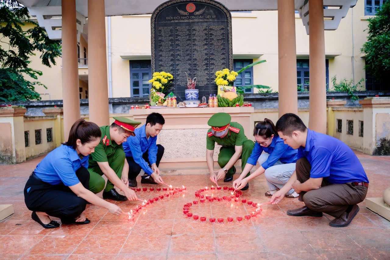 TUỔI TRẺ CÔNG AN XÃ BÌNH XA PHỐI HỢP TỔ CHỨC LỄ THẮP NẾN TRI ÂN NHÂN KỶ NIỆM 78 NĂM NGÀY THƯƠNG BINH - LIỆT SỸ 