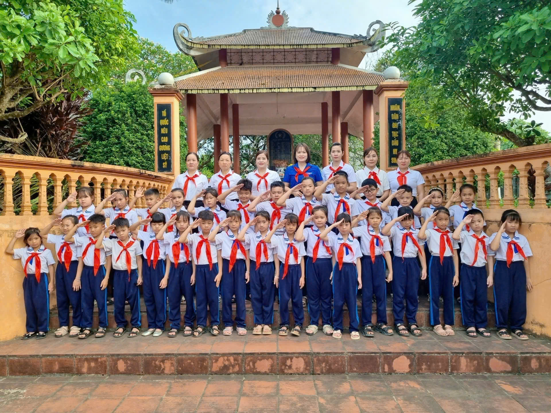 Trường Tiểu học Bình Xa tổ chức kết nạp Đội viên mới cho 133 học sinh