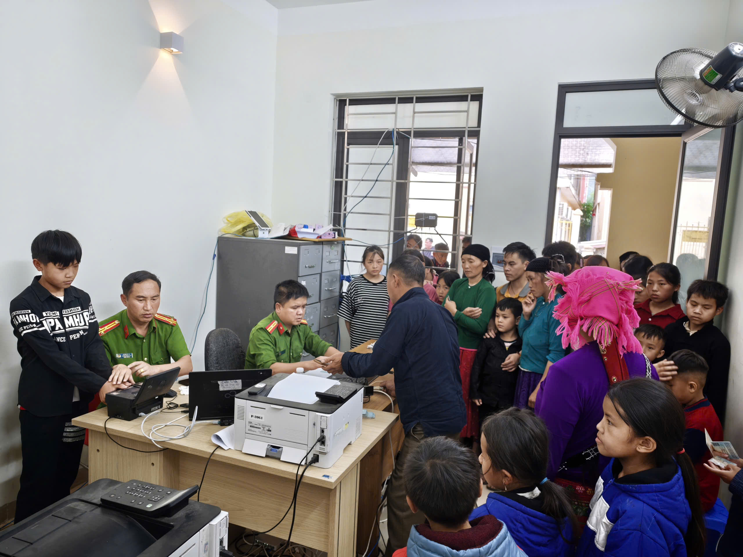 CÔNG AN XÃ ĐỒNG VĂN TĂNG CA TRIỂN KHAI CẤP ĐỊNH DANH ĐIỆN TỬ CHO HỌC SINH GẮN VỚI PHONG TRÀO THI ĐUA “BA NHẤT”
