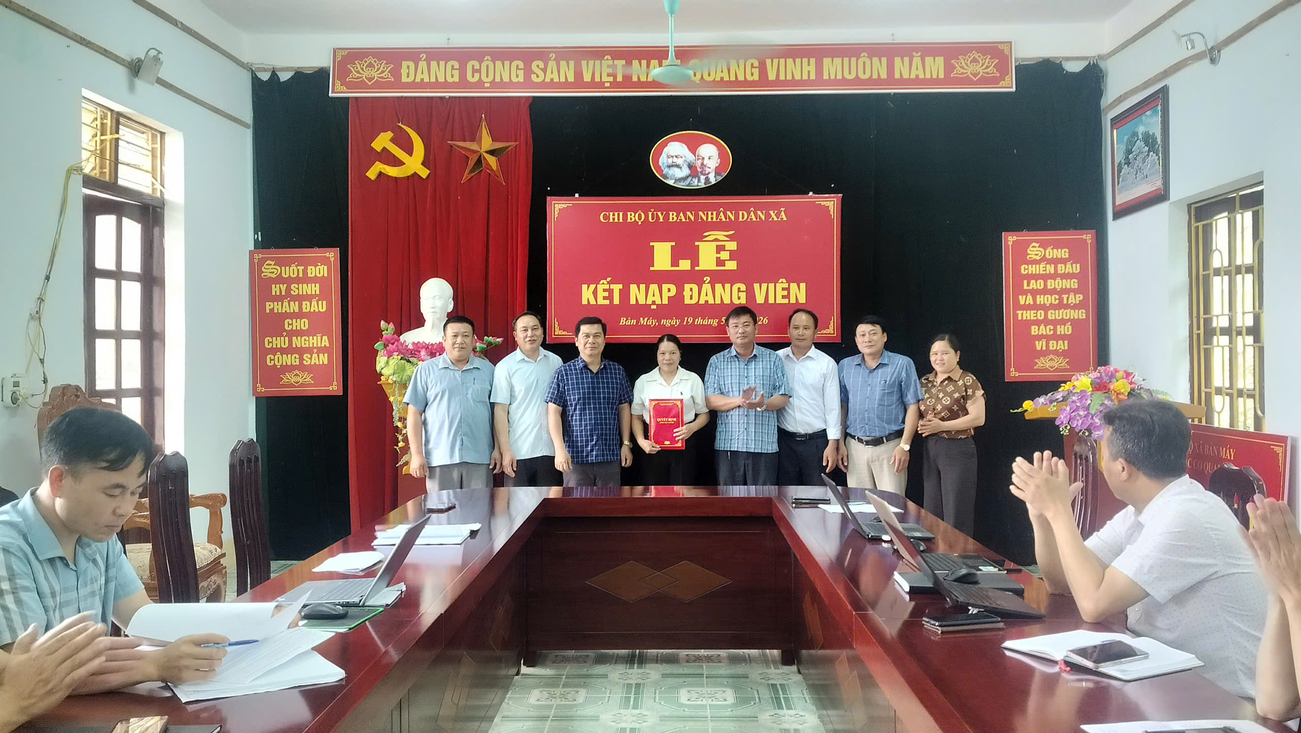 CHI BỘ UBND XÃ BẢN MÁY TỔ CHỨC LỄ KẾT NẠP ĐẢNG VIÊN MỚI