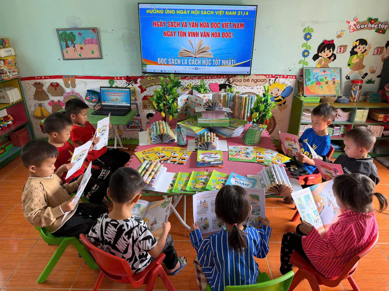 Ngày hội đọc sách - Chắp cánh ước mơ trẻ thơ Mầm non Sủng Trà