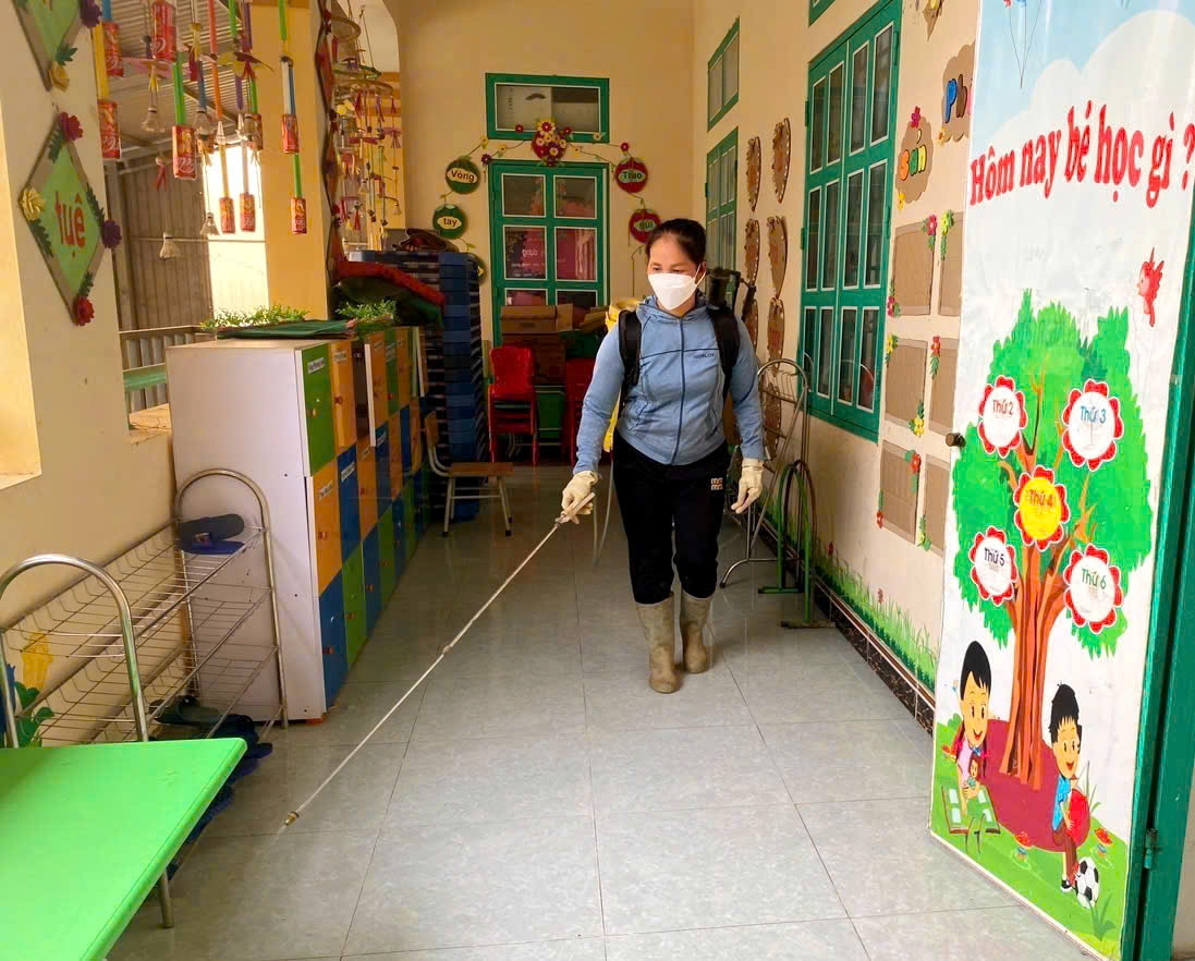 Trường Mầm non Tân Tiến xã Tân Long tổ chức chiến dịch tổng vệ sinh môi trường lớp học, vệ sinh khử khuẩn đồ dùng phòng chống dịch bệnh tay chân miệng