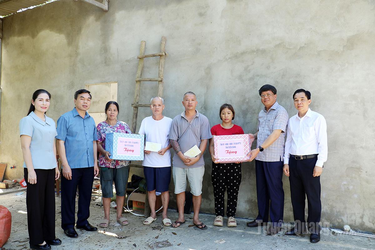 Phó Bí thư Tỉnh ủy, Chủ tịch Ủy ban MTTQ Việt Nam tỉnh Ma Thế Hồng tặng quà gia đình bị thiệt hại do bão số 10 gây ra tại xã Bắc Mê