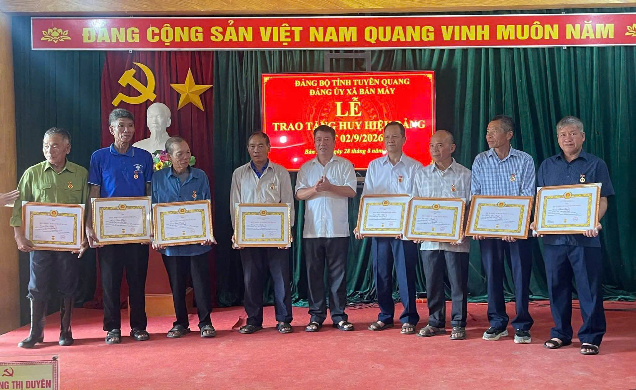 XÃ BẢN MÁY TRAO TẶNG HUY HIỆU ĐẢNG CHO 25 ĐẢNG VIÊN