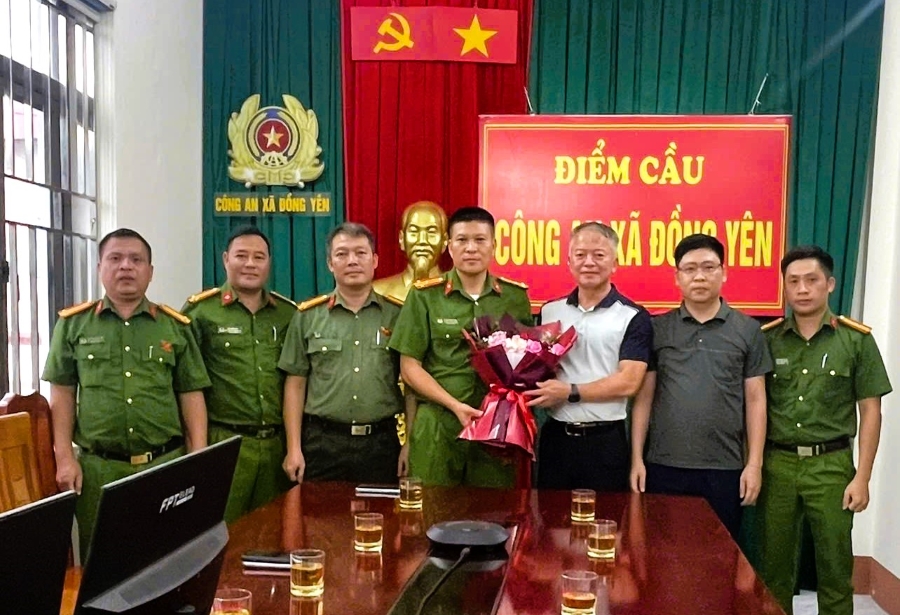 Lãnh đạo xã Đồng Yên thăm, tặng hoa chúc mừng Công an xã nhân kỷ niệm 81 năm Ngày truyền thống Công an nhân dân