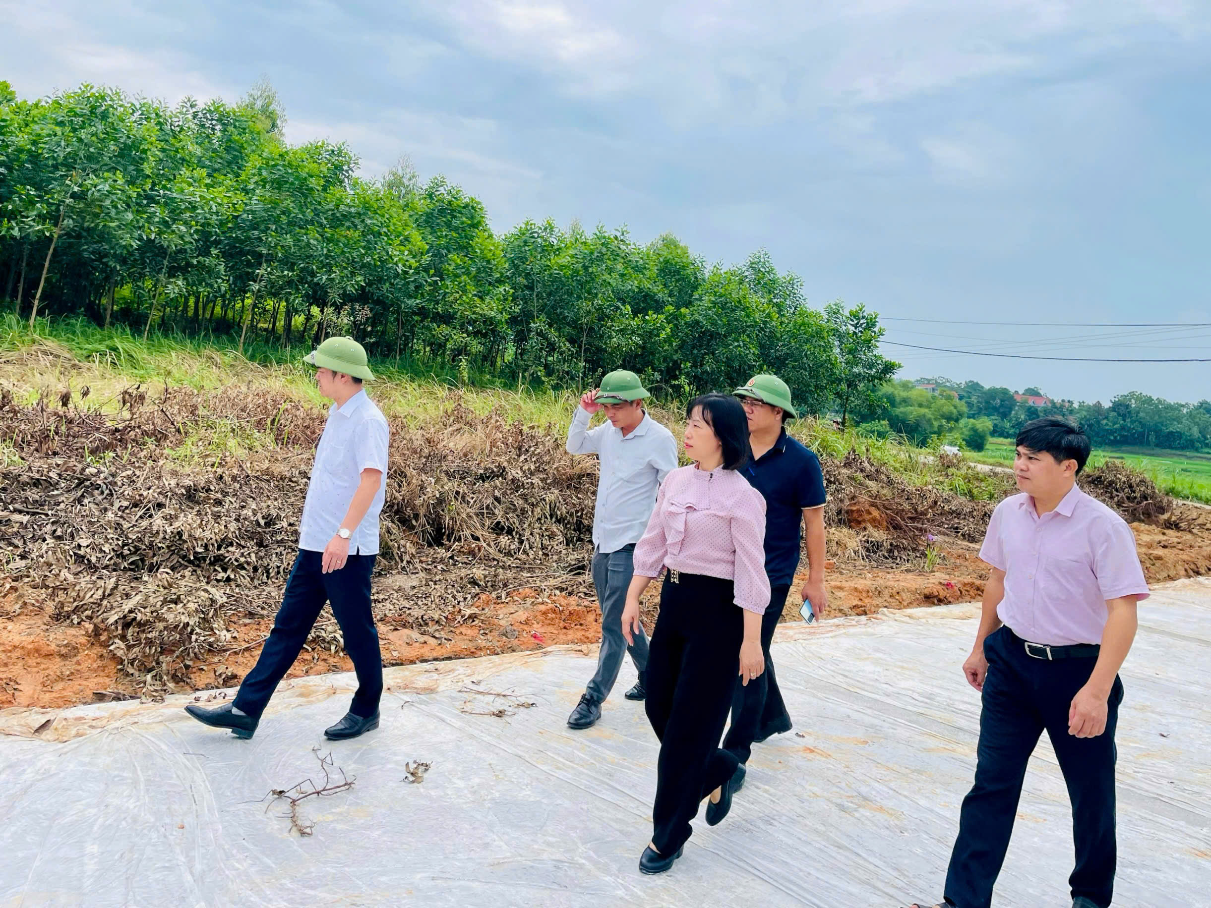 LÃNH ĐẠO XÃ PHÚ LƯƠNG KHẢO SÁT THỰC ĐỊA DỰ ÁN CẢI TẠO, NÂNG CẤP ĐƯỜNG ĐH 10 PHÚ LƯƠNG - YÊN LÃNG (PHÚ THỌ) VÀ KHU DÂN CƯ THÁI HÒA