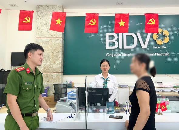 CÔNG AN XÃ KỊP THỜI NGĂN CHẶN VỤ LỪA ĐẢO “MỞ MỐC QUÀ TẶNG” TRÚNG THƯỞNG TRÊN MẠNG XÃ HỘI