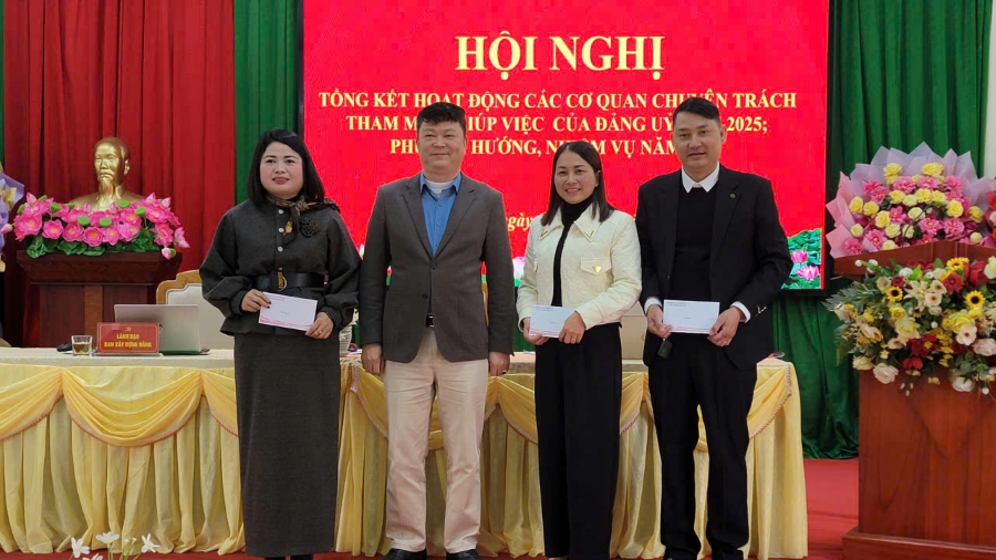 Bt trao qu&agrave; s&aacute;ng 101.jpg