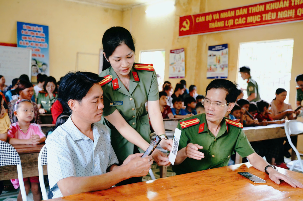 CÔNG AN TỈNH TUYÊN QUANG TĂNG CƯỜNG TUYÊN TRUYỀN, PHỔ BIẾN PHÁP LUẬT VỀ XUẤT, NHẬP CẢNH