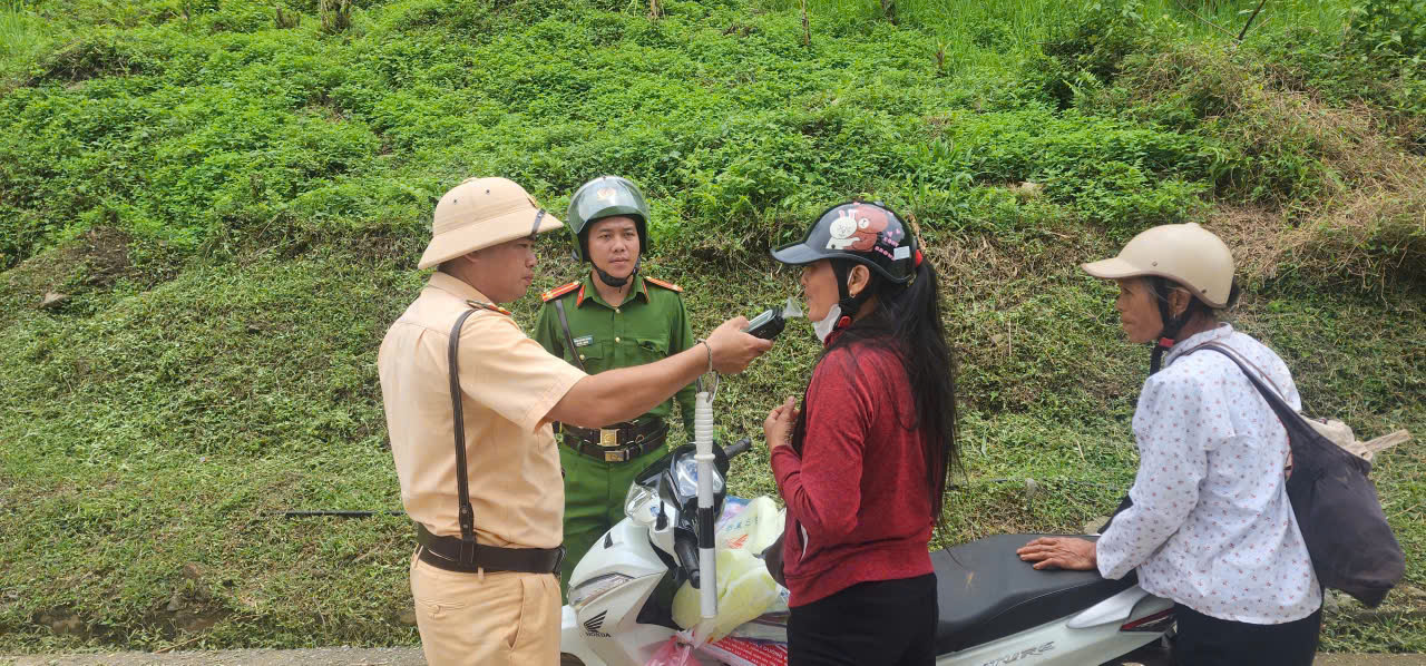 CÔNG AN XÃ THƯỢNG NÔNG PHỐI HỢP TĂNG CƯỜNG TUẦN TRA, KIỂM SOÁT BẢO ĐẢM TRẬT TỰ AN TOÀN GIAO THÔNG