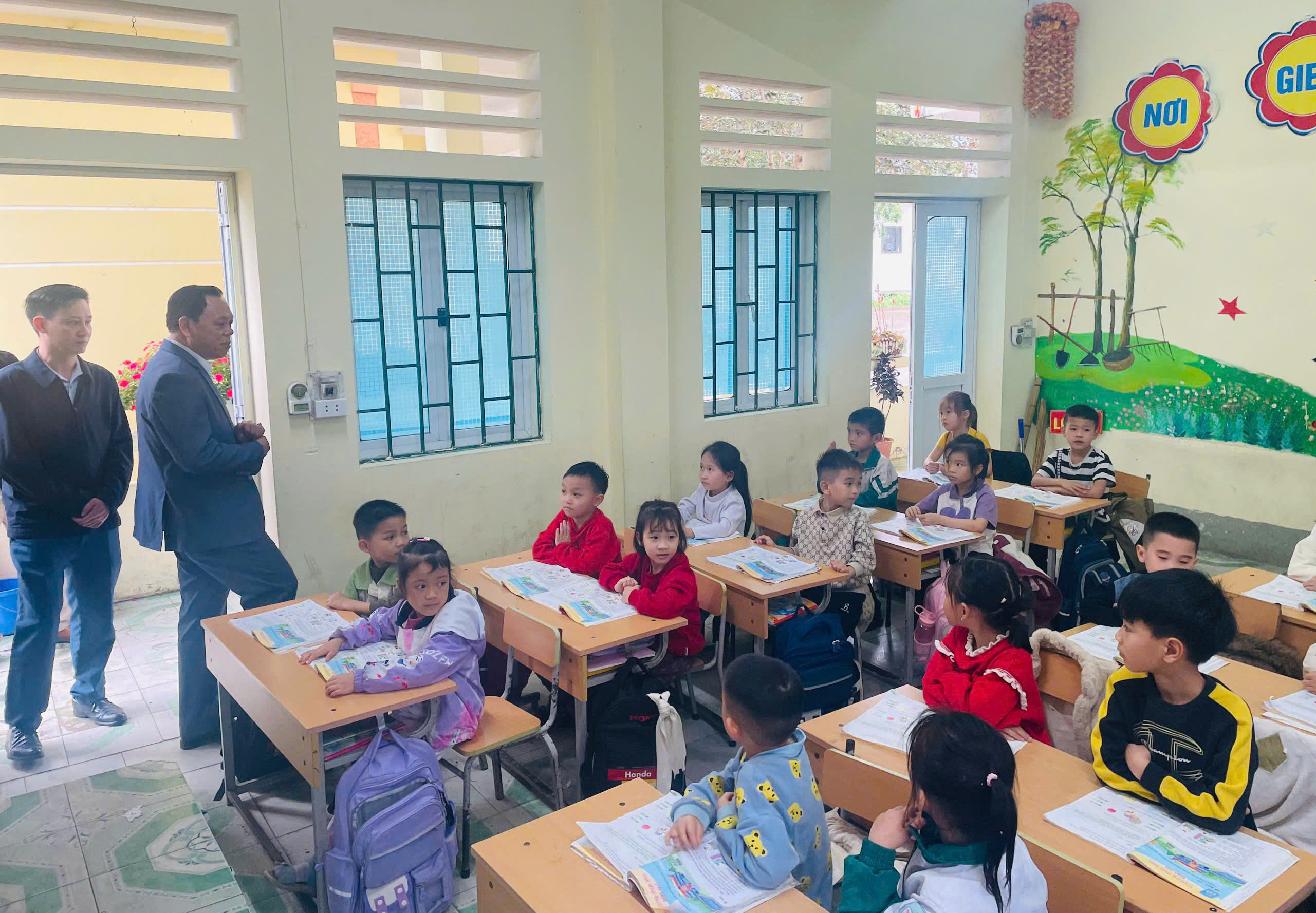 Sáng ngày 25/02, đồng chí Trần Song Hà – Phó Bí thư Đảng ủy, Chủ tịch UBND phường Hà Giang 1 đã đến thăm và kiểm tra công tác dạy và học tại Trường Tiểu học Phương Độ sau kỳ nghỉ Tết Nguyên đán Bính Ngọ 2026.