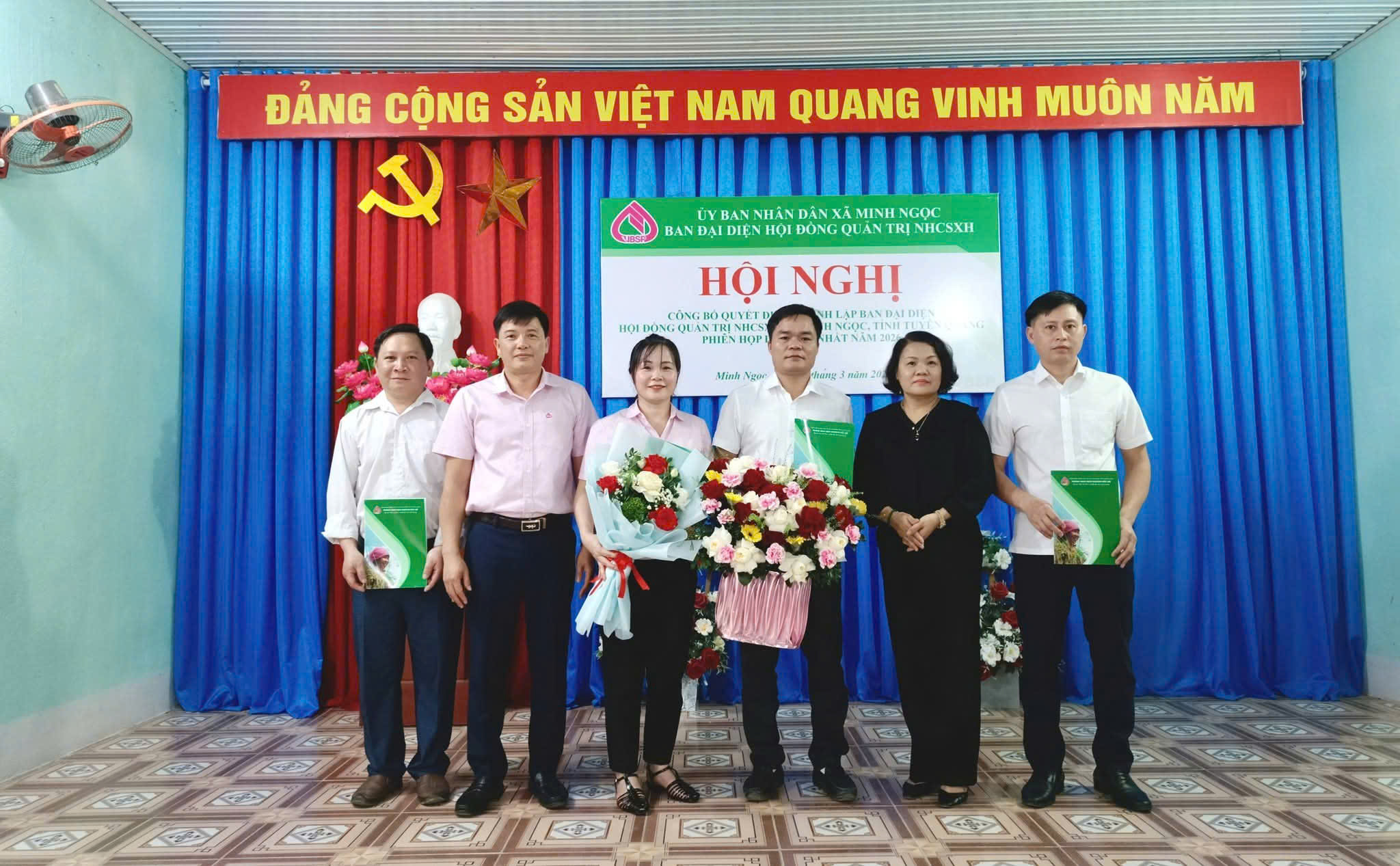 tặng hoa trao QĐ của đồng ch&iacute; b&iacute; thư.jpg