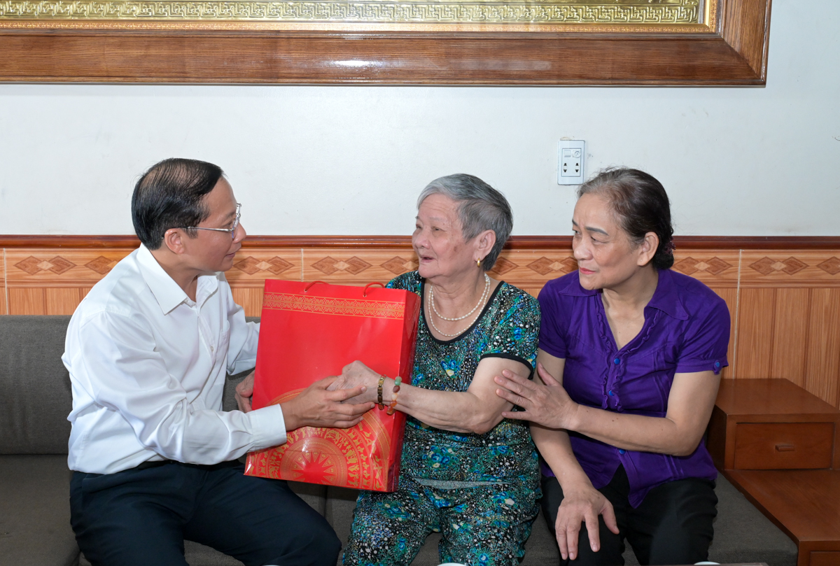 Đồng chí Mai Hồng Hà thăm, tặng quà người có công nhân kỷ niệm Ngày Thương binh - Liệt sĩ 27/7