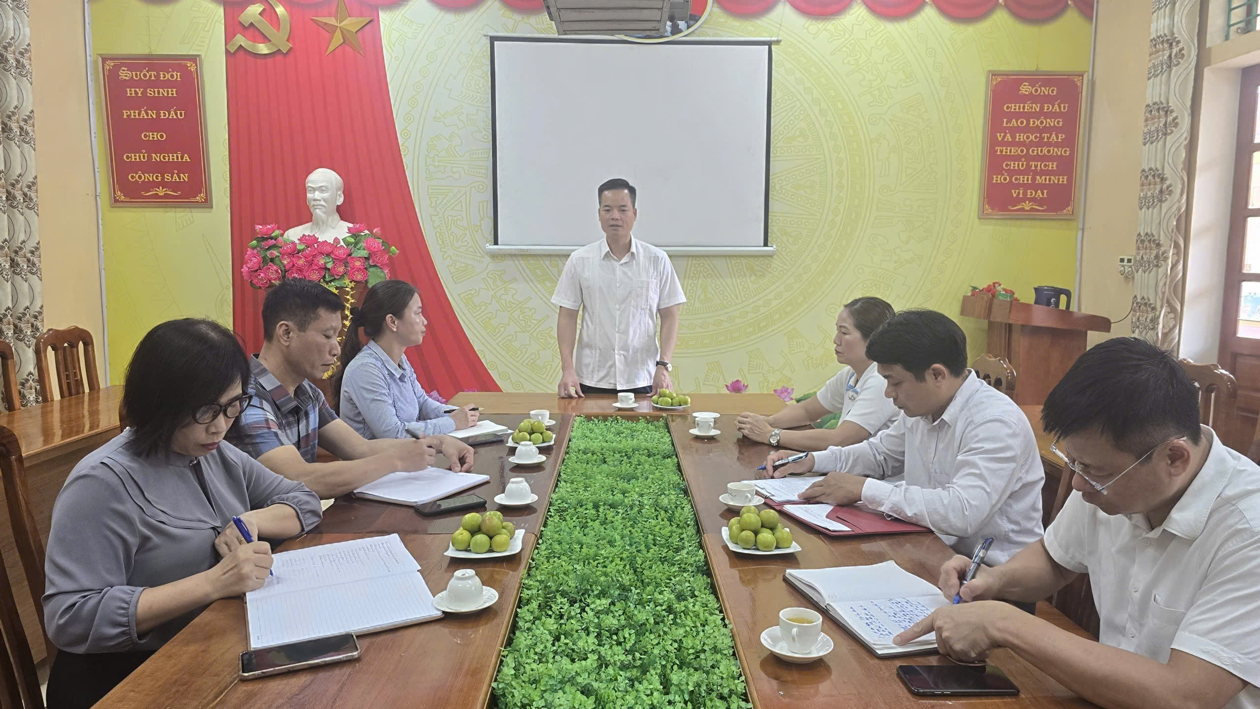 Đồng chí Bí thư Đảng ủy xã Thái Hòa kiểm tra, nắm tình hình tại 6 trường học trên địa bàn xã