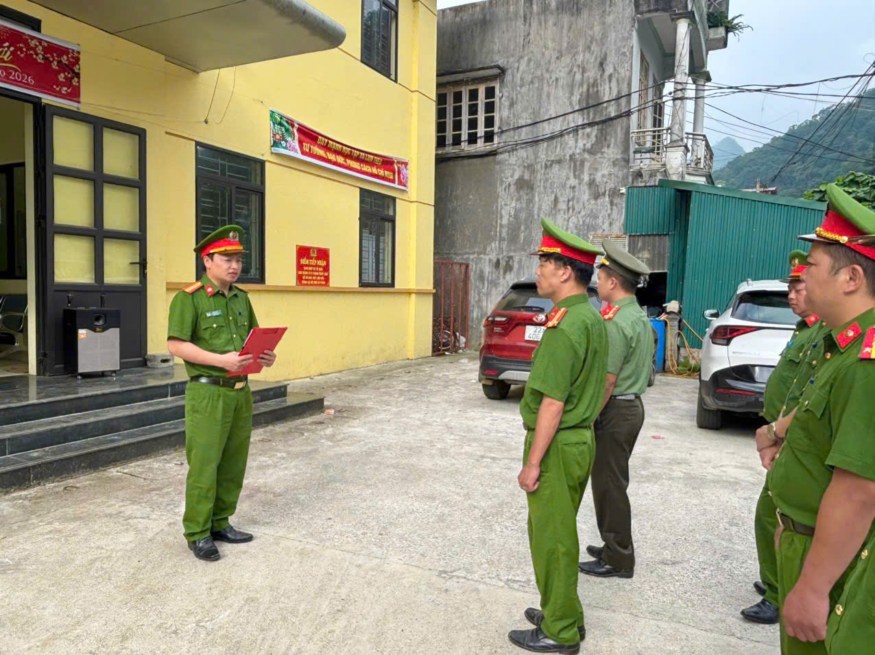 CÔNG AN XÃ LŨNG PHÌN TỔ CHỨC LỄ CHÀO CỜ ĐẦU THÁNG 6 NĂM 2026