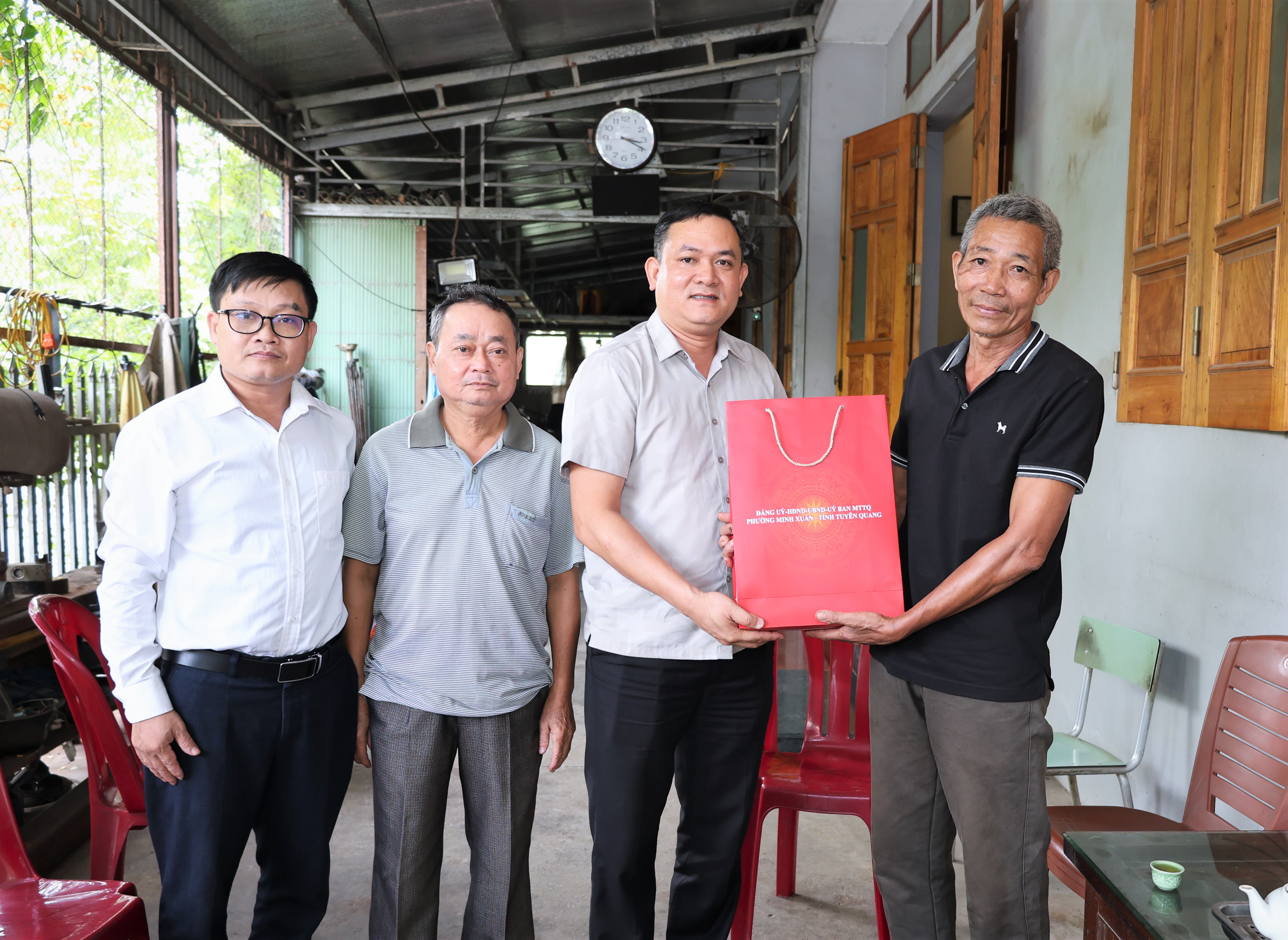 Đồng chí Vũ Xuân Quỳnh, Phó Chủ tịch UBND phường Minh Xuân thăm, tặng quà gia đình chính sách nhân Ngày Thương binh - Liệt sĩ