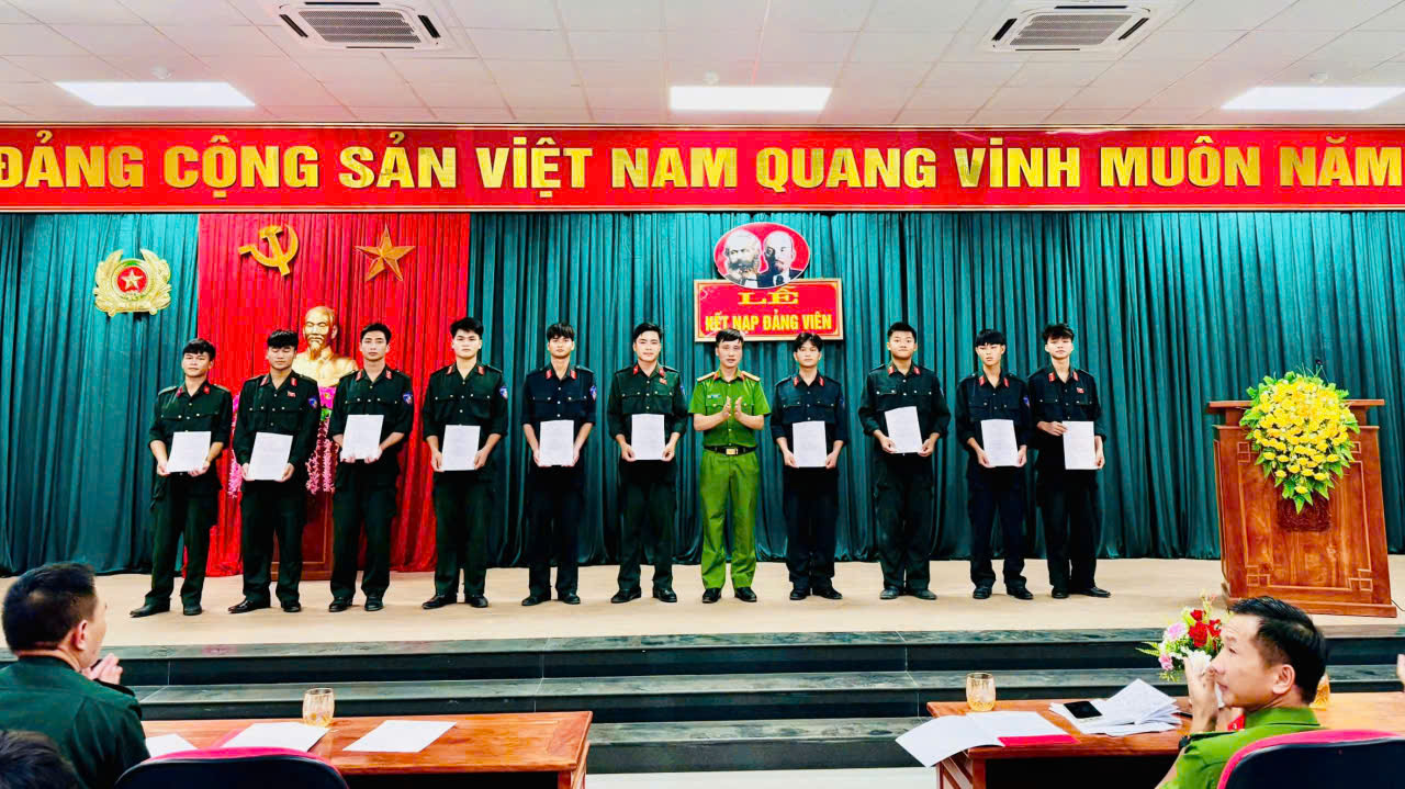 PHÒNG CẢNH SÁT CƠ ĐỘNG TỔ CHỨC LỄ KẾT NẠP ĐẢNG CHO 12 QUẦN CHÚNG ƯU TÚ 