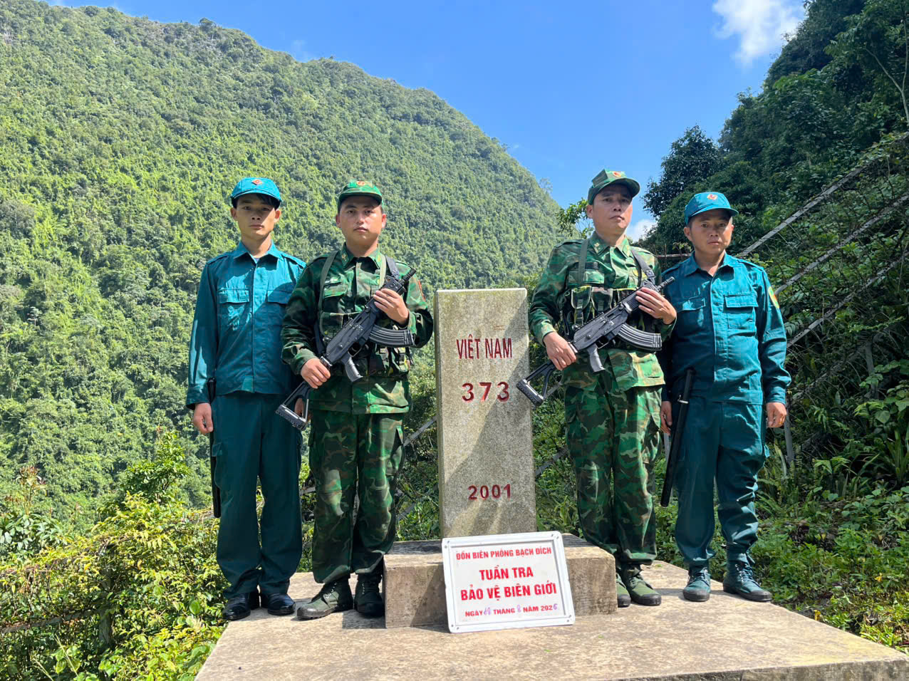 ĐỒN BIÊN PHÒNG BẠCH ĐÍCH PHỐI HỢP VỚI BAN CHỈ HUY QUÂN SỰ XÃ THẮNG MỐ TUẦN TRA, BẢO VỆ VỮNG CHẮC ĐƯỜNG BIÊN, MỐC GIỚI.