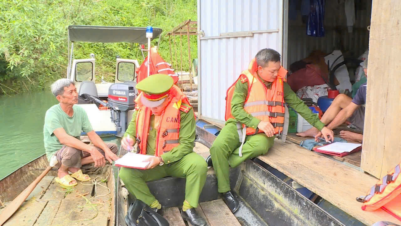 KHÔNG CHỦ QUAN TRƯỚC MƯA BÃO – CÔNG AN XÃ NÀ HANG ĐẨY MẠNH TUYÊN TRUYỀN, KÝ CAM KẾT BẢO ĐẢM AN TOÀN GIAO THÔNG ĐƯỜNG THỦY